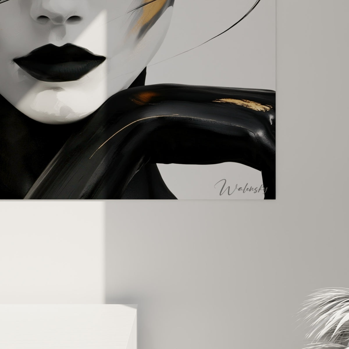 Empâtements noirs et dorés se mêlant en mèches fluides sur la toile, matière dense et contrastée