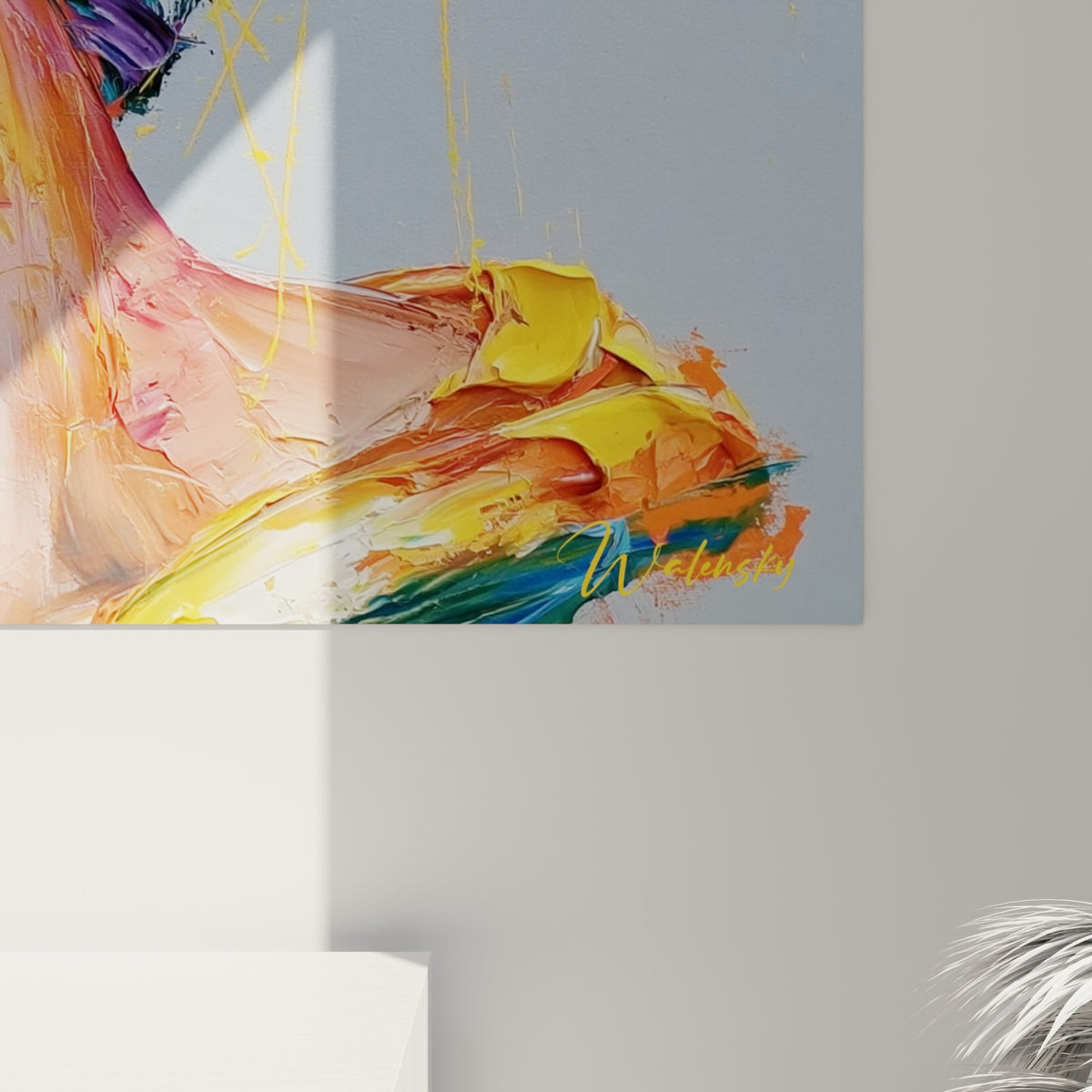 Empâtements colorés orange, jaune et bleu se mêlant en relief sur la toile du visage accroché