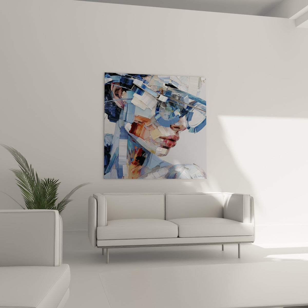 Visage texturé en bleu et ocre accroché au-dessus d'un canapé dans un salon lumineux