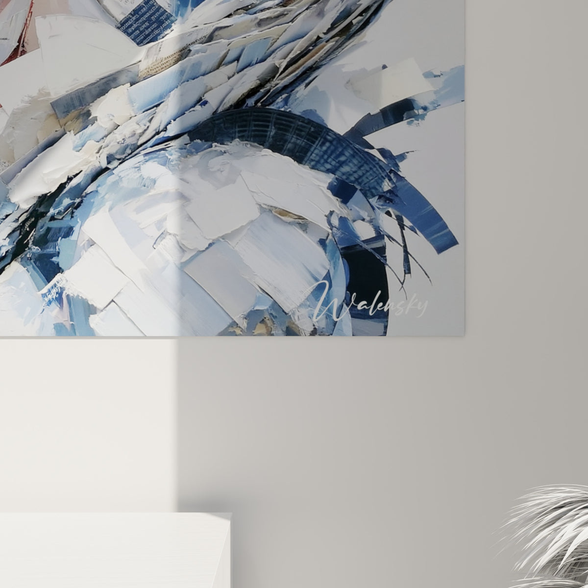 Empâtements de papier bleu marine et blanc cassé, grain épais et coulures visibles sur la toile