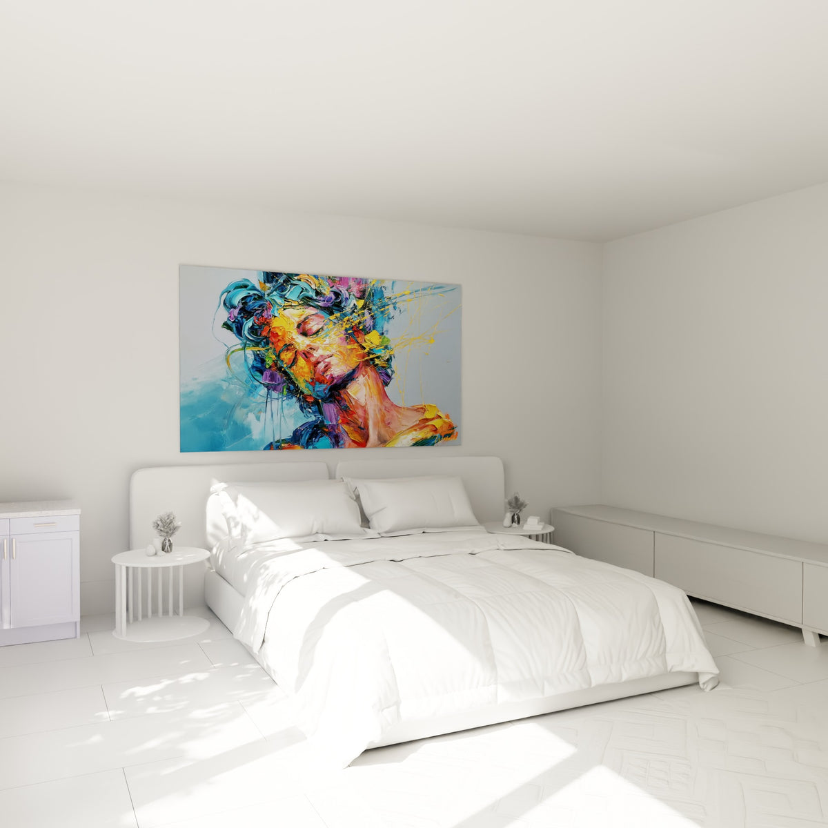 Portrait expressif orange et turquoise, mèches violettes, au-dessus d'un lit dans une chambre claire