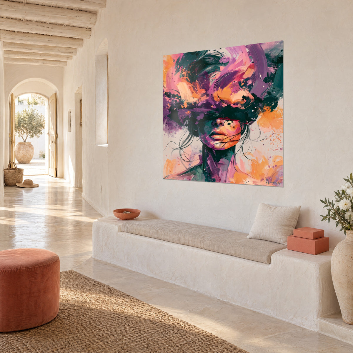 Tableau portrait voilé de mèches prune et orangées, lèvres corail, vu de trois-quarts sur un mur crème, banquette blanche en maçonnerie