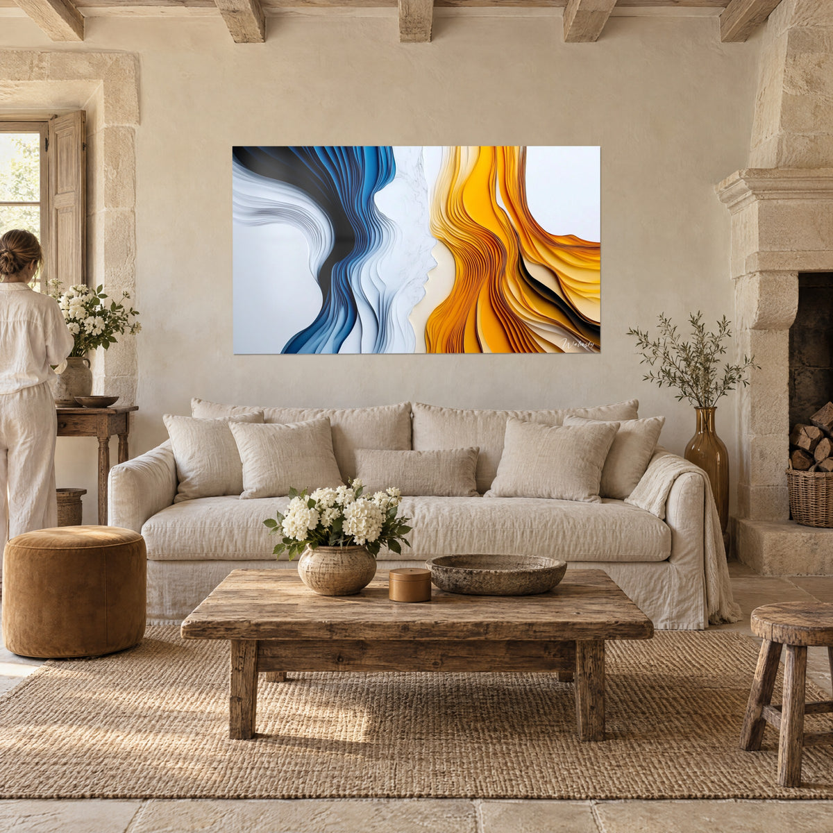 Schilderij met twee golvende gezichten in nachtblauw en oker, lagen papier tegenover elkaar, persoon met de rug naar de kijker, boven een bank in een lichte woonkamer