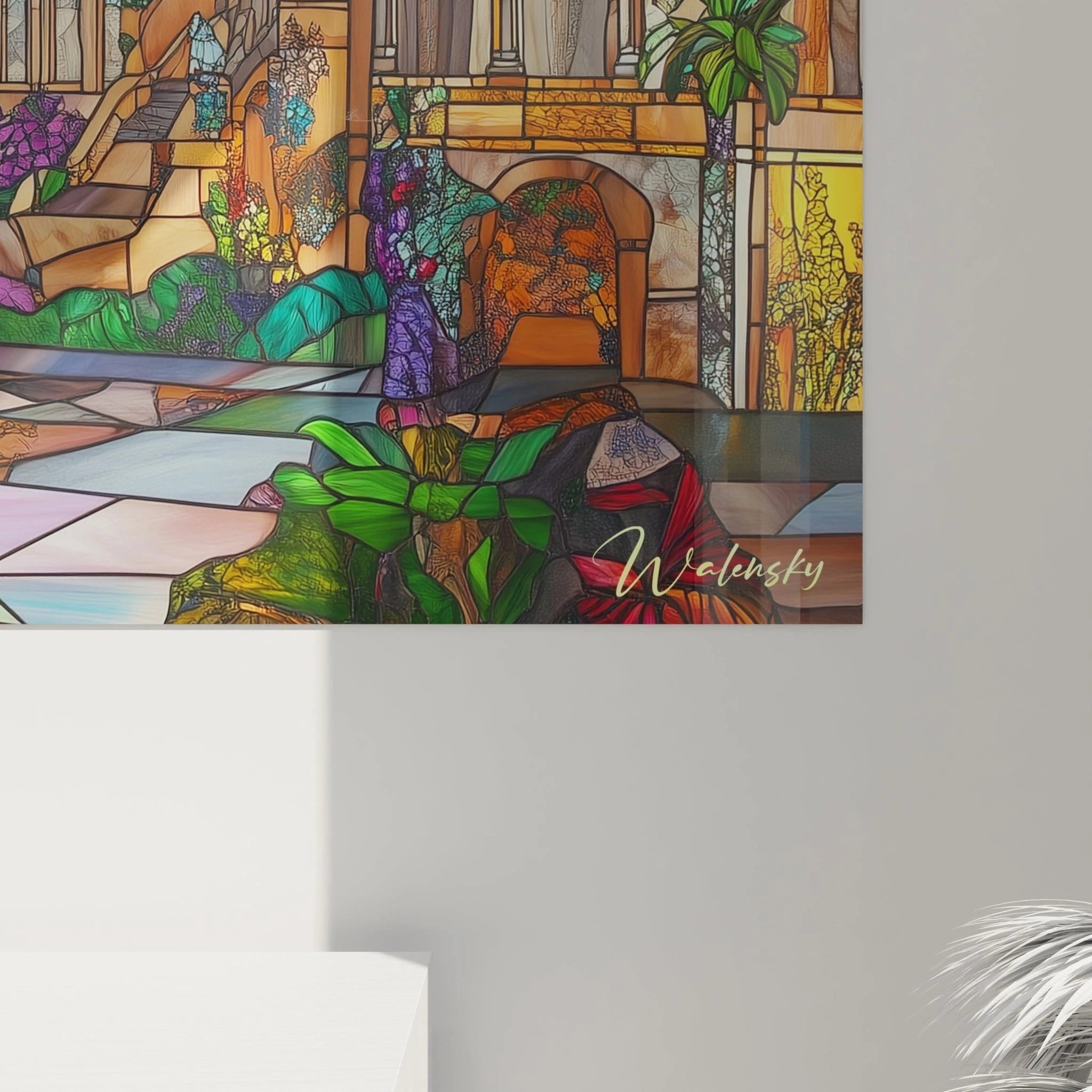 Un tableau vitraux architectural présentant un panorama idyllique avec des colonnes à gauche, un palais oriental à droite, des montagnes colorées en arrière-plan et un chemin central, utilisant la technique du vitrail avec des segments aux couleurs vives séparés par des lignes noires structurantes.
