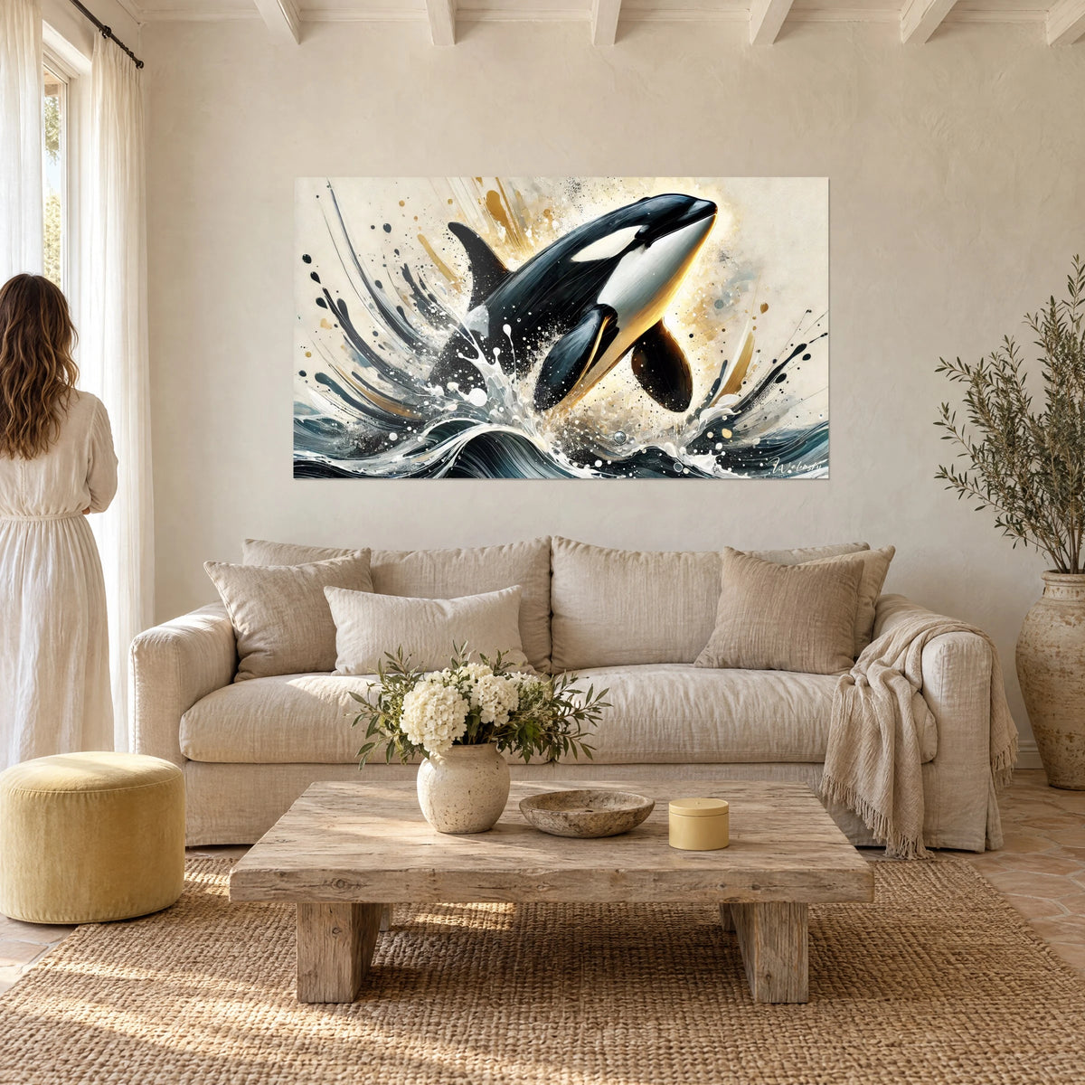 Gemälde Orca, der aus den Wellen springt, schwarzer Rücken und elfenbeinfarbener Bauch, goldene Gischtspritzer, über einem Sofa in einem hellen Wohnzimmer