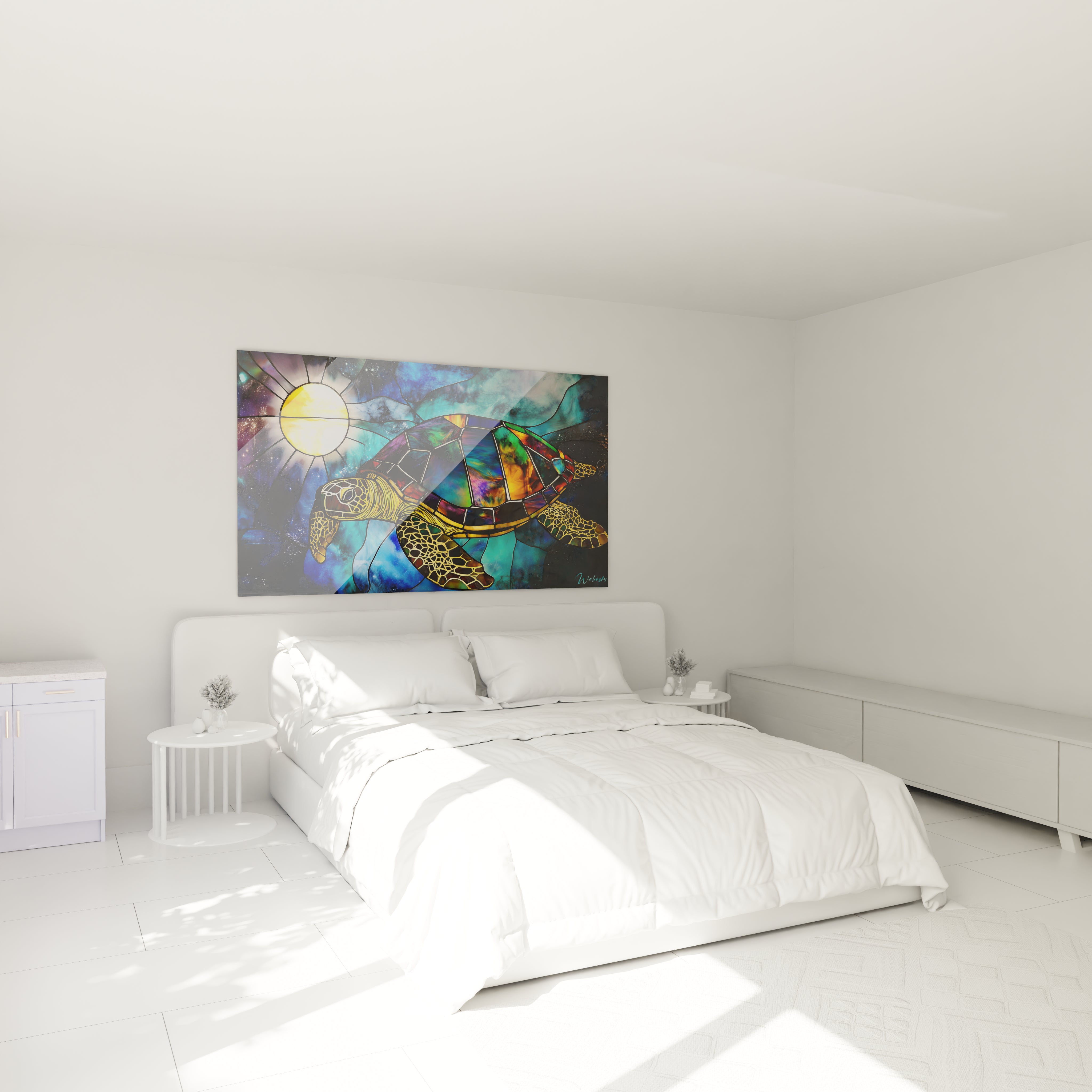 Un tableau artistique présentant une tortue marine aux contours dorés dans un style vitrail, sa carapace multicolore composée de segments géométriques variés, naviguant à travers un fond marin bleu profond illuminé par un disque solaire jaune éclatant.
