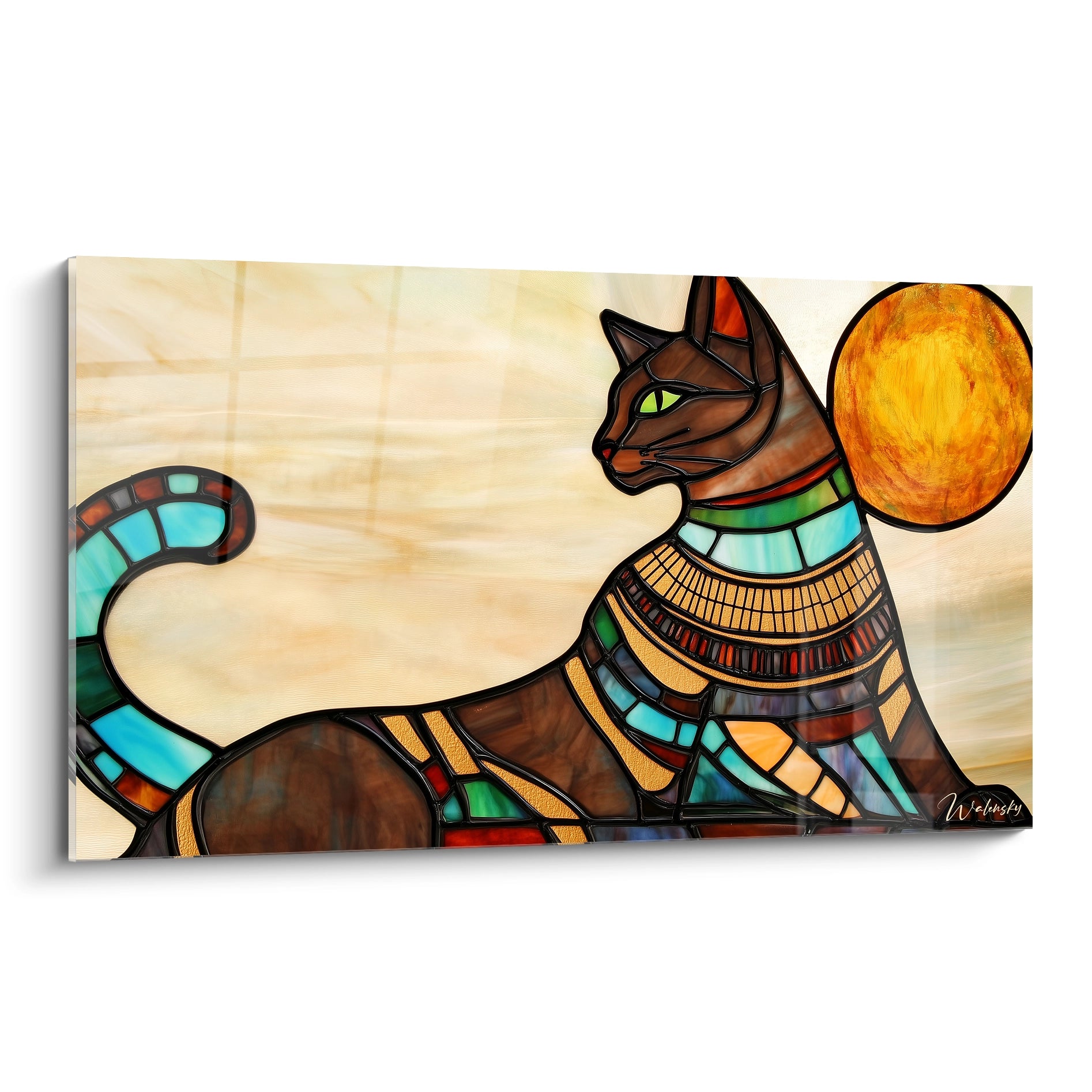 Un tableau vitraux représentant un chat égyptien stylisé avec parures cérémonielles, composé de sections colorées en turquoise, or et marron, délimitées par des lignes noires évoquant la technique du vitrail, avec un disque solaire ambré en arrière-plan sur fond beige.

