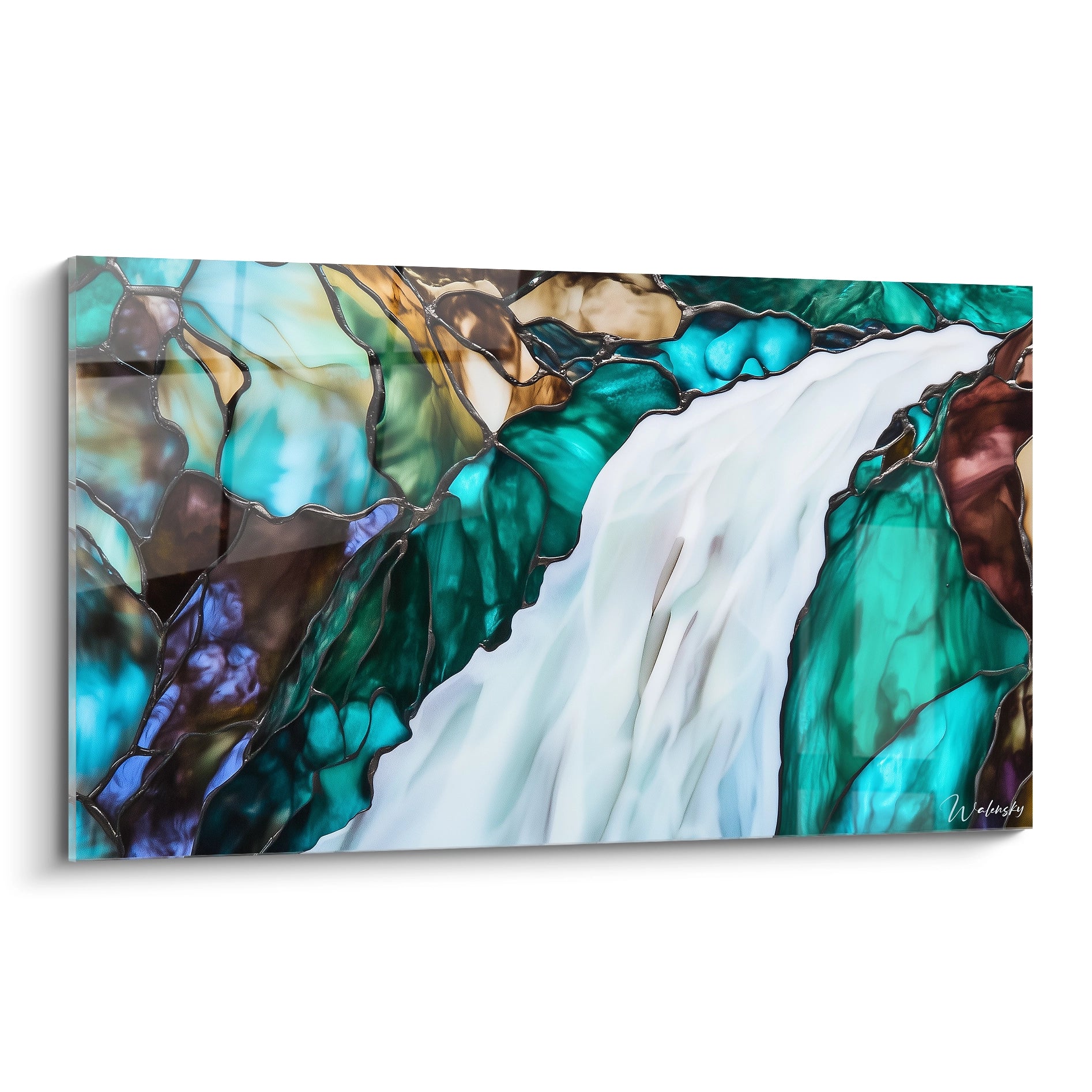 Un tableau cascade vitrail aux segments géométriques turquoise profond et blanc pur, évoquant le mouvement d'une chute d'eau cristalline avec contours métalliques entre chaque zone colorée, créant un effet translucide et lumineux sur fond de marbrures émeraude.
