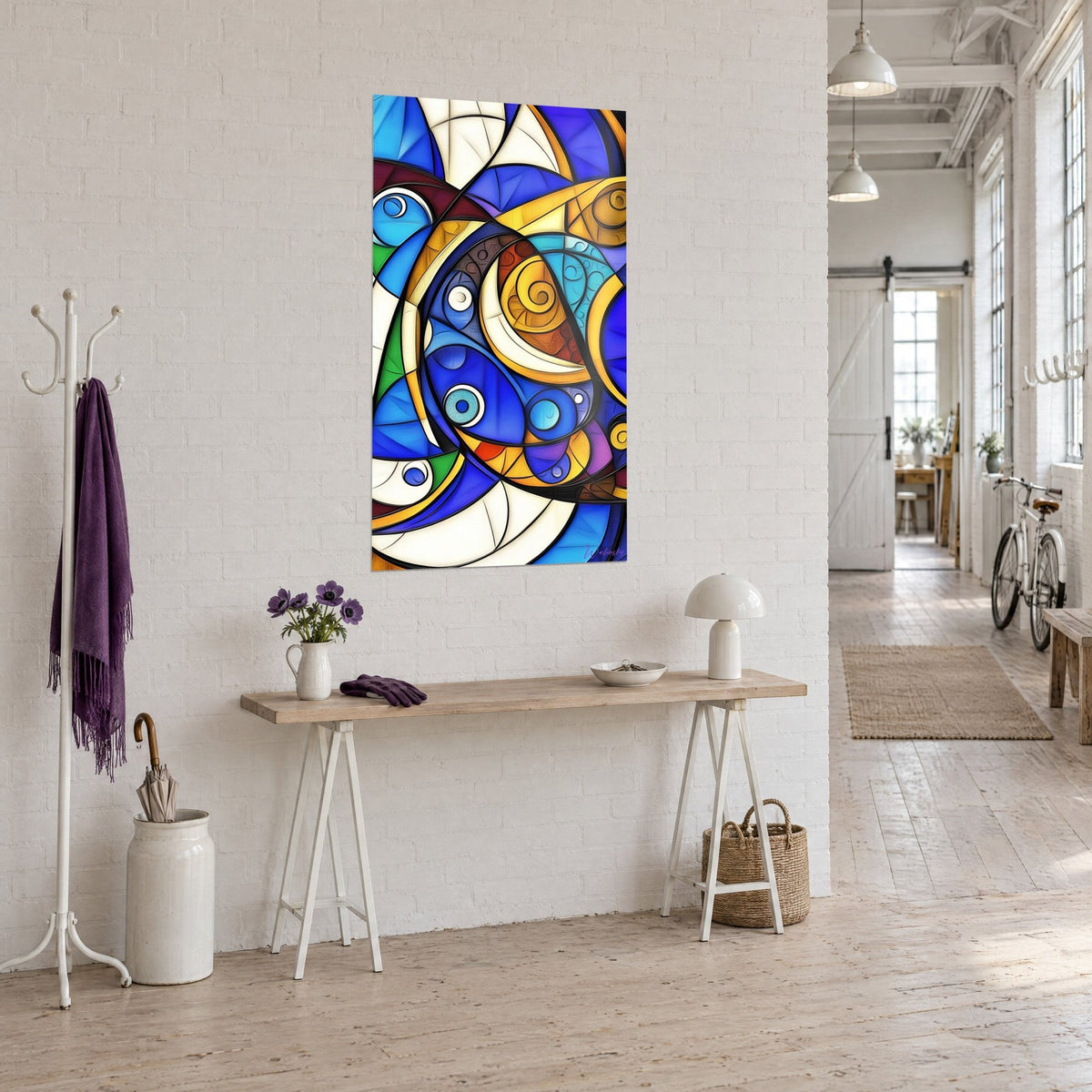Tableau mosaïque de spirales ocre et d'ellipses indigo, médaillons turquoise, vue de trois-quarts sur un loft d'artiste