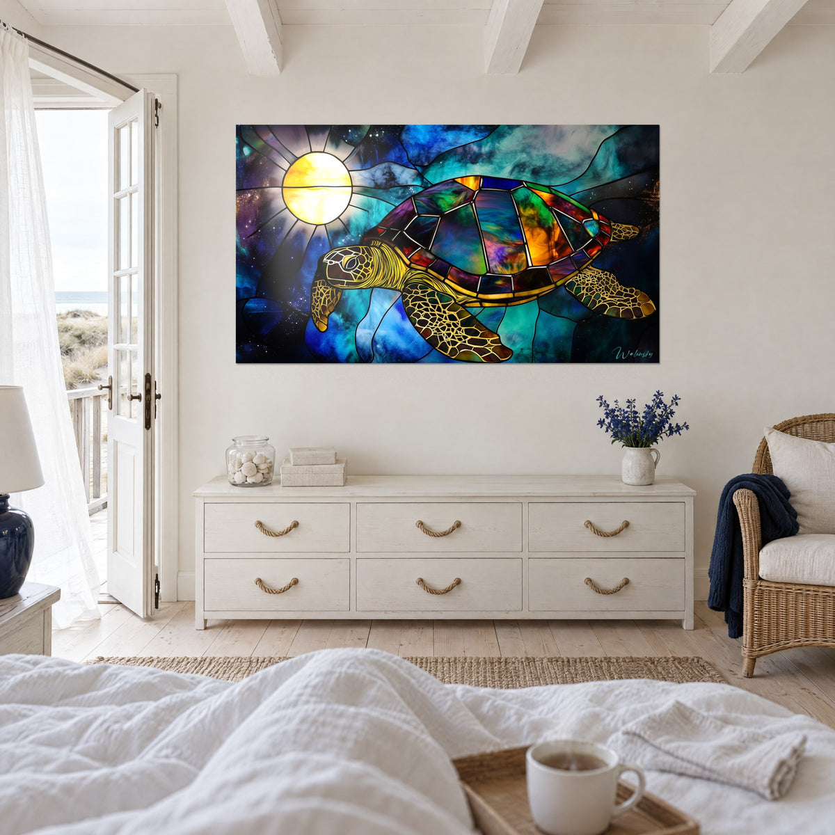 Cuadro tortuga marina en vidriera, caparazón violeta y dorado, sol amarillo brillante en cielo azul, encima de una cama en un dormitorio luminoso