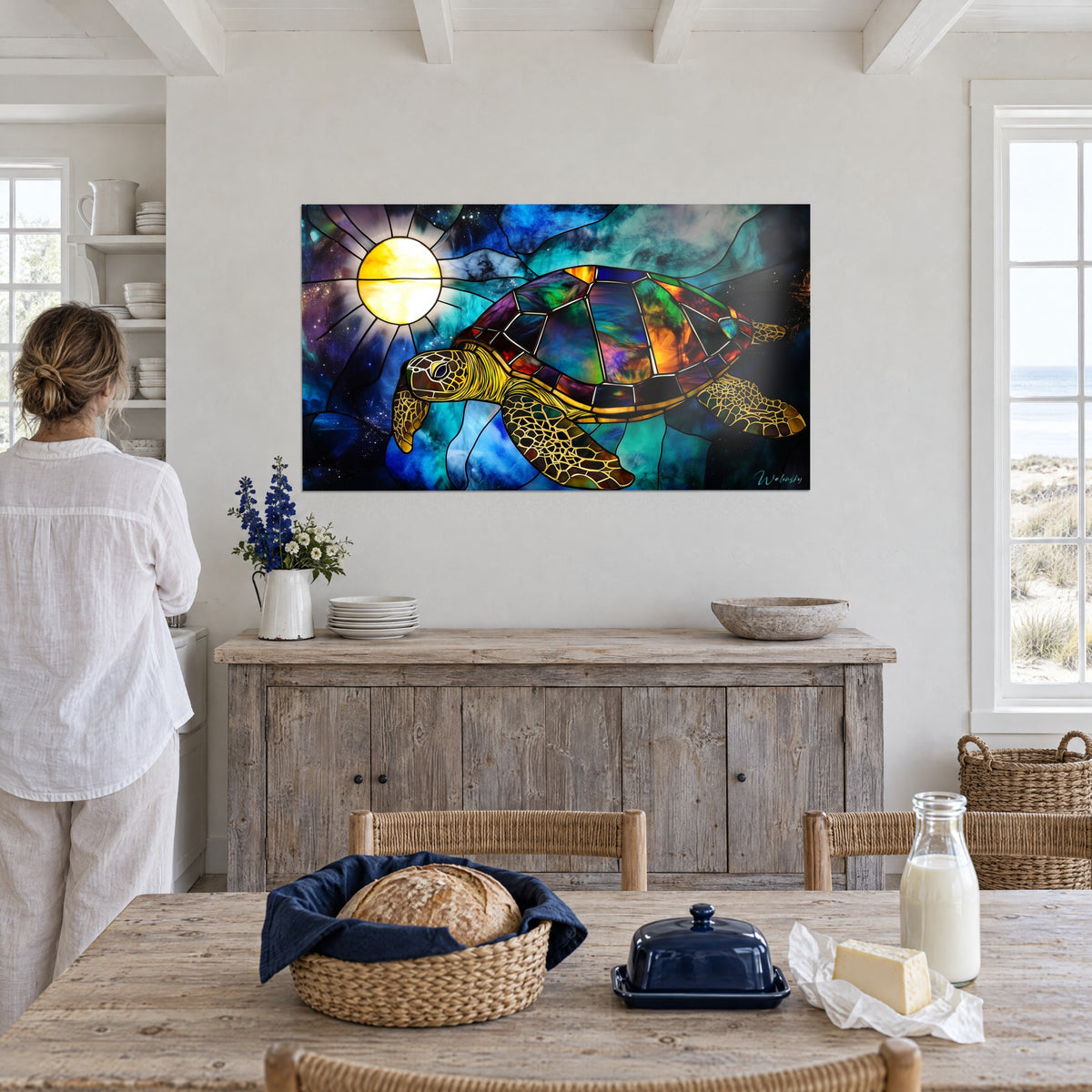Cuadro nadadora milenaria con escamas de cristal verde y naranja, cielo estrellado azul profundo, sol blanco, en un comedor junto al mar