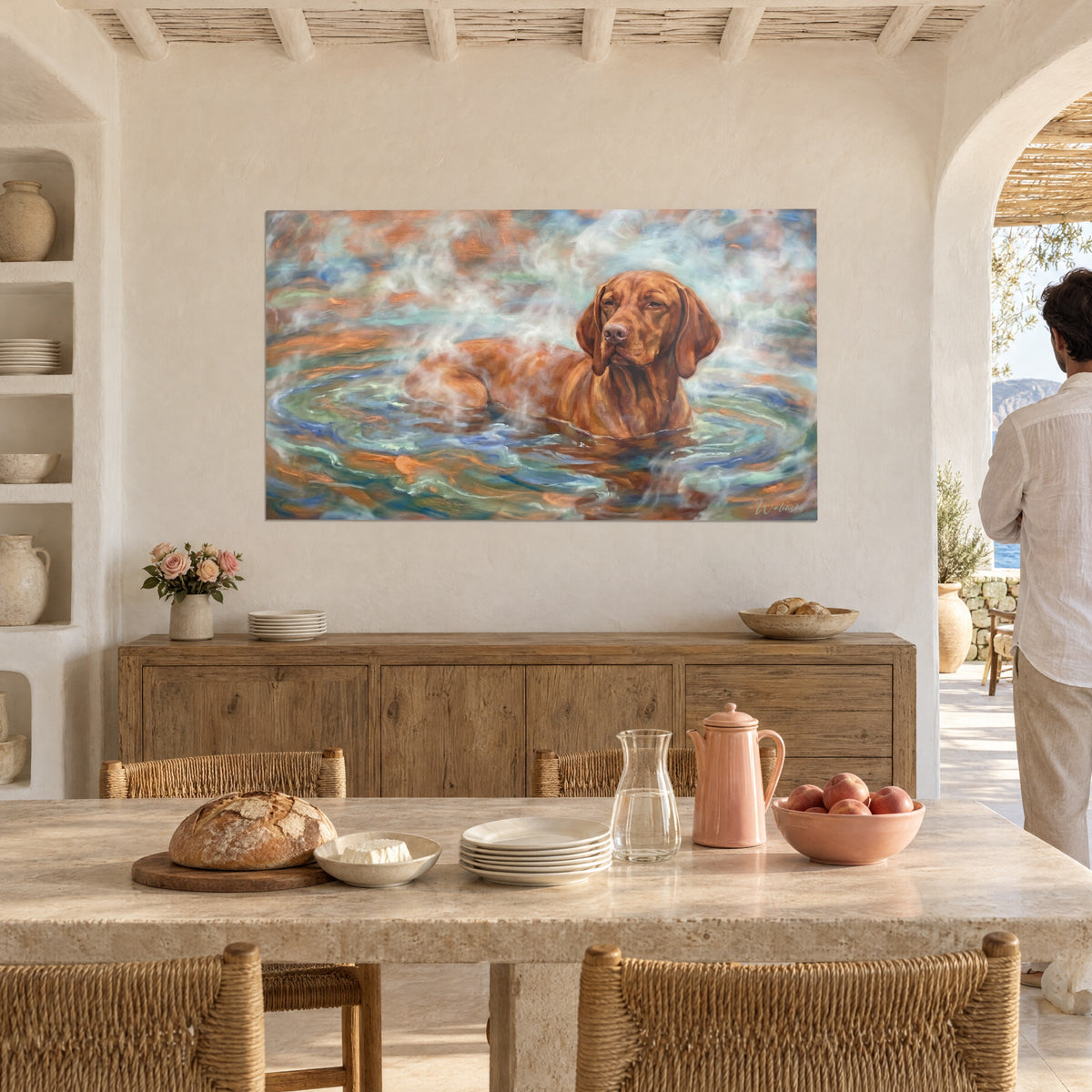Cuadro galgo rojizo, orejas caídas y hocico oscuro, ondas azuladas y cobrizas, comedor soleado junto a un arco