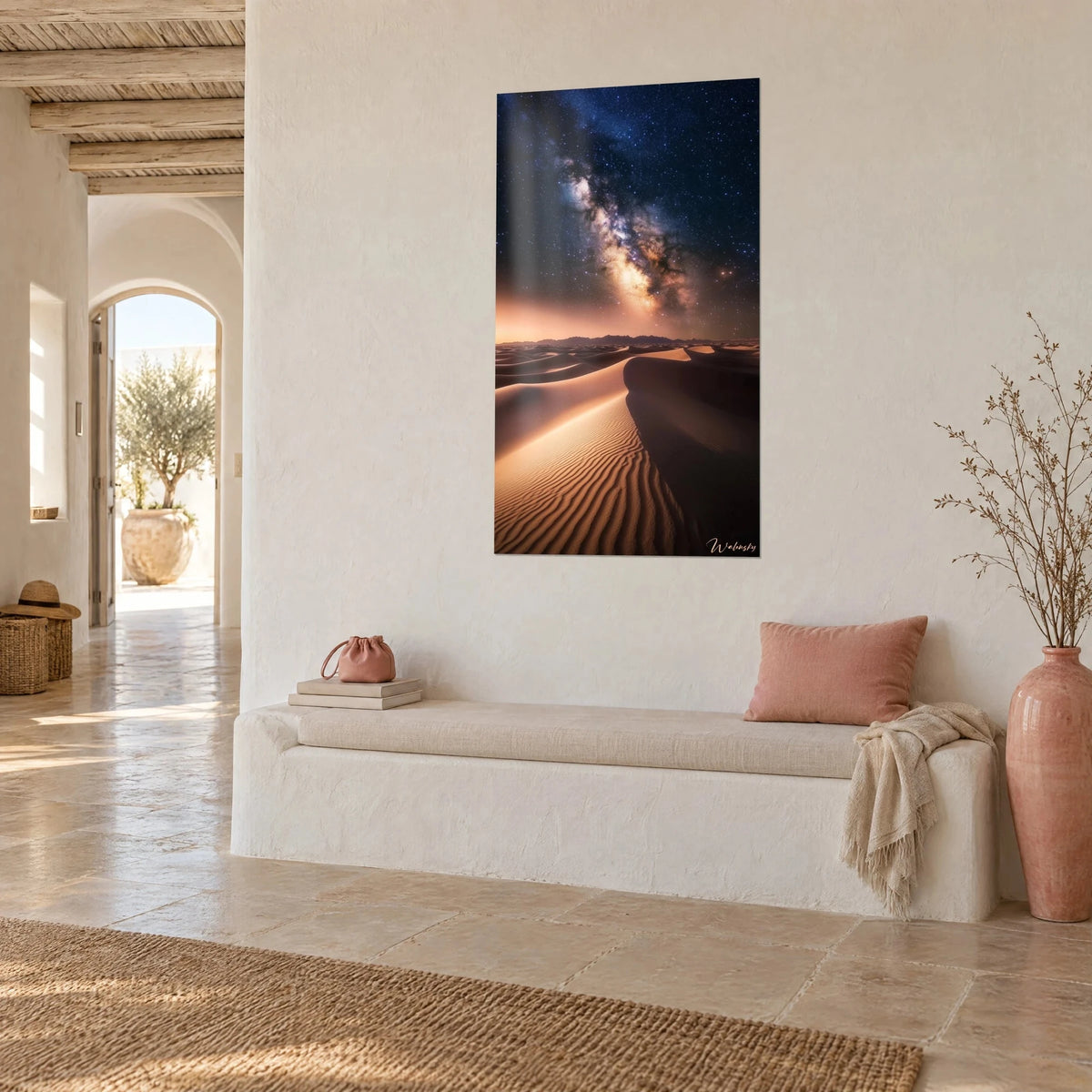 Tableau galaxie crème et ocre striant un ciel indigo, crêtes de dunes dorées, mur blanc chaux, maison méditerranéenne