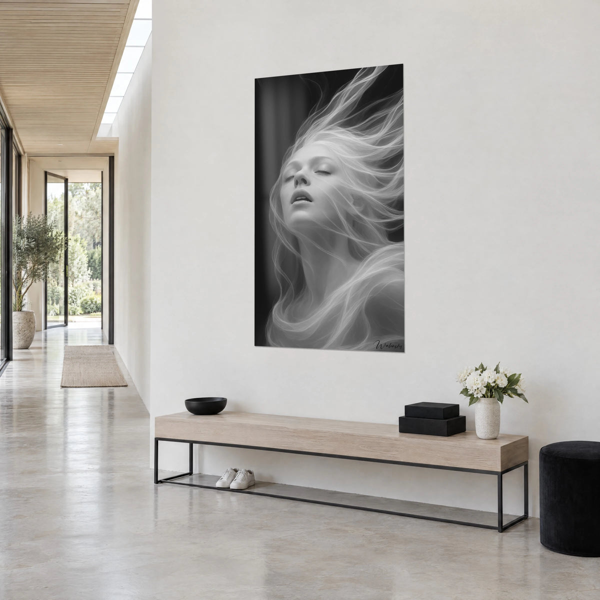 Cuadro rostro de mujer con los ojos cerrados, mechones vaporosos gris perla y negro profundo, colgado en un pasillo de casa de arquitecto
