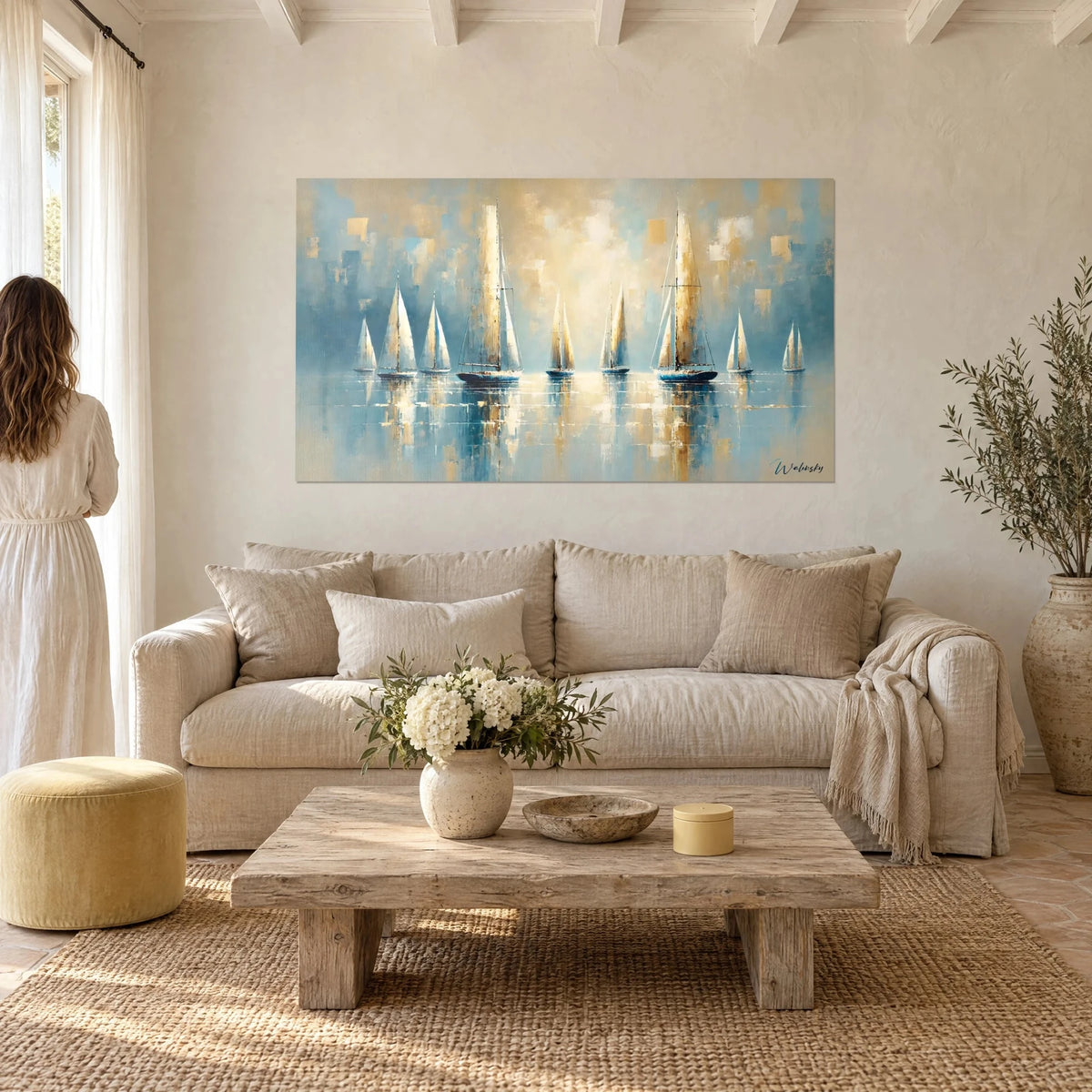 Gemälde einer Flottille von Segelbooten mit goldenen und gletscherblauen Segeln, Spiegelungen auf dem Wasser, über einem Sofa in einem hellen Wohnzimmer