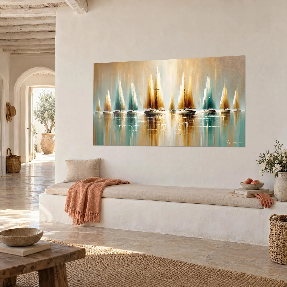 Tableau régate de voiles dorées et vert d'eau, reflets vibrants, mur chaux, banquette blanche et plaid corail en trois-quarts
