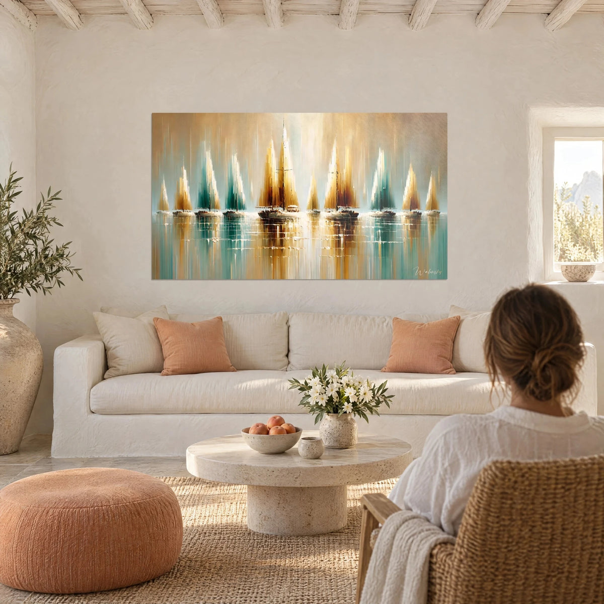 Tableau flottille de voiliers aux voiles ocre et turquoise sur eau miroir, au-dessus d'un canapé dans un salon lumineux