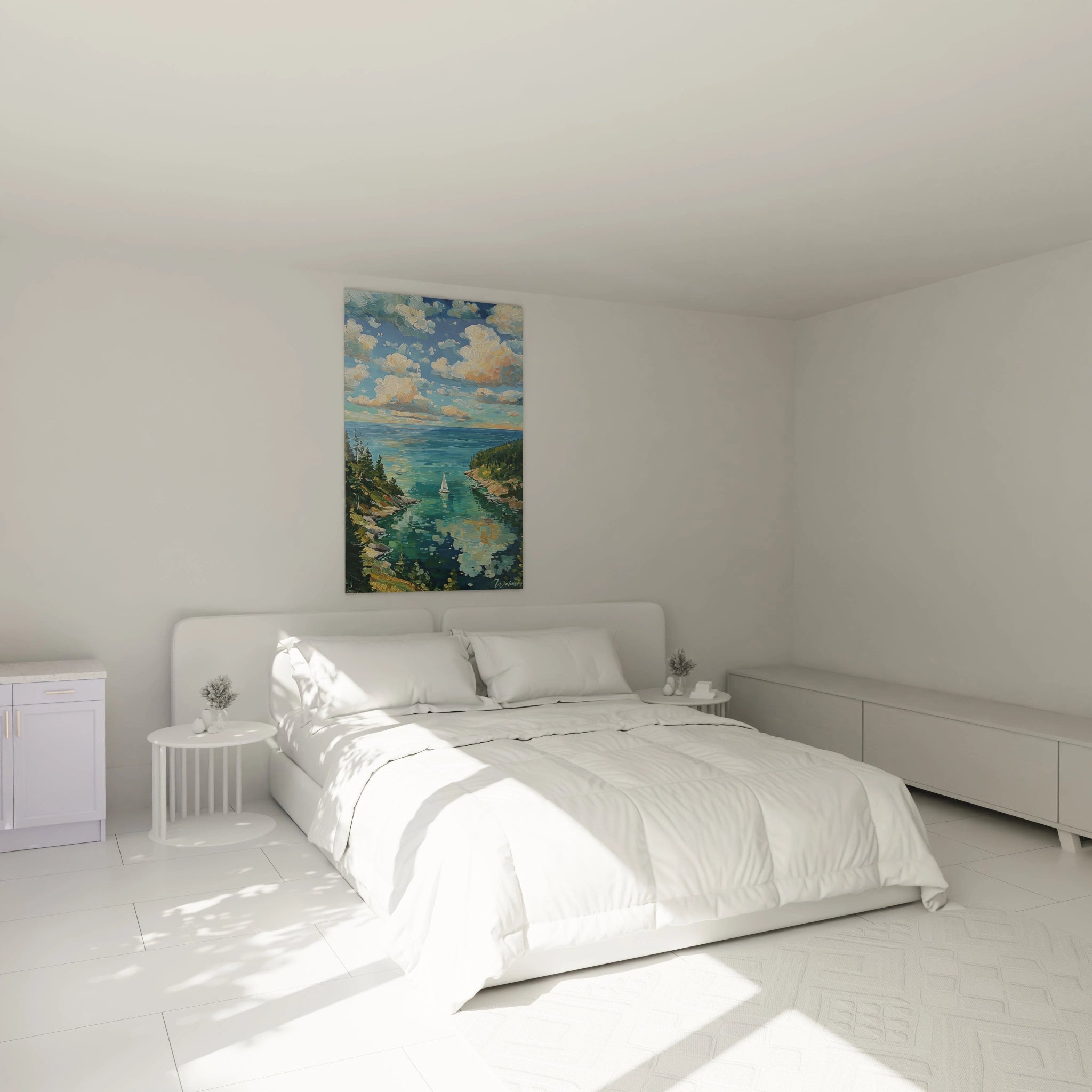 Chambre minimaliste avec grand lit blanc et tableau voilier lumière estivale Walensky au dessus du lit