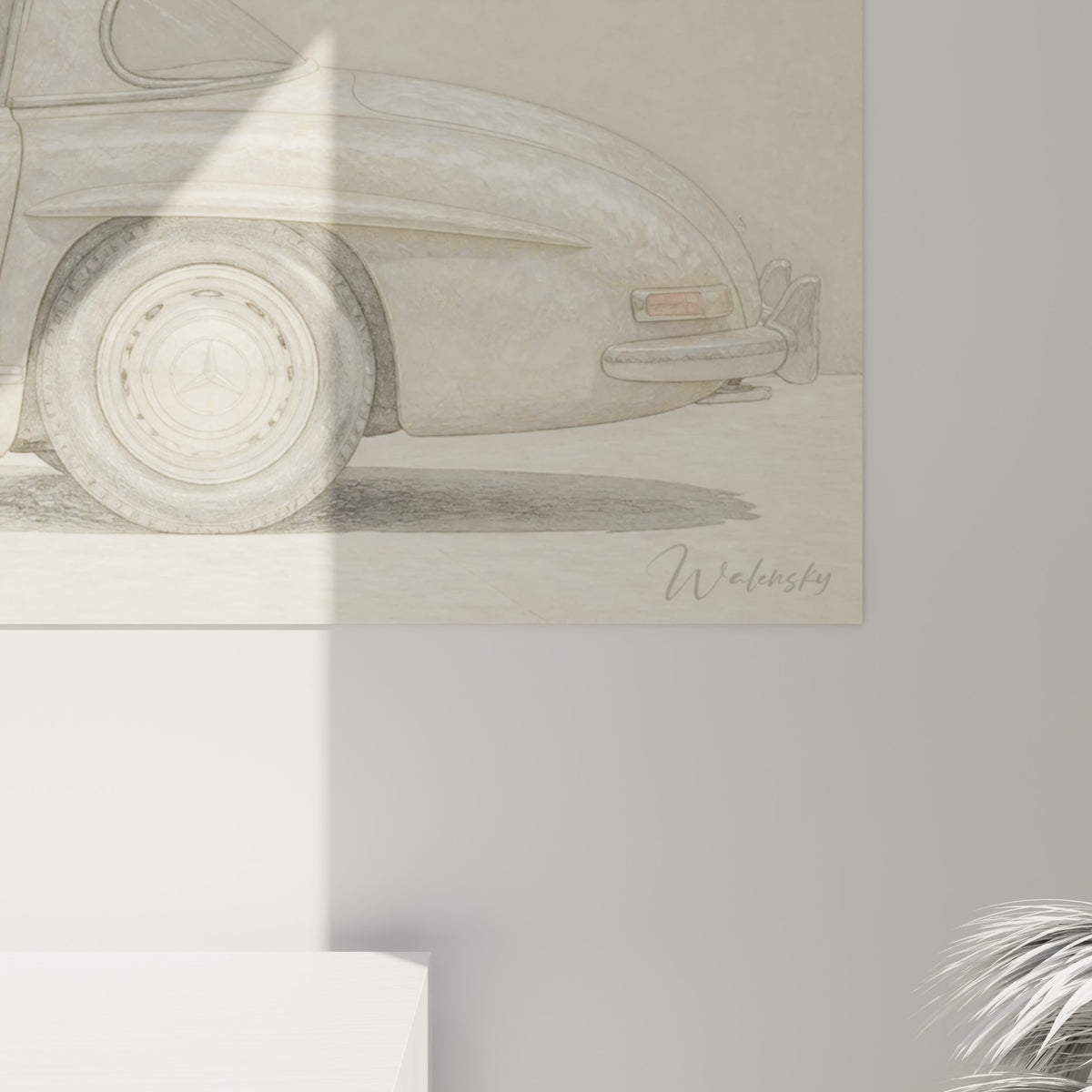 Grain pictural visible sur la carrosserie ivoire, touches dorées et estompes grises du tableau voiture de collection