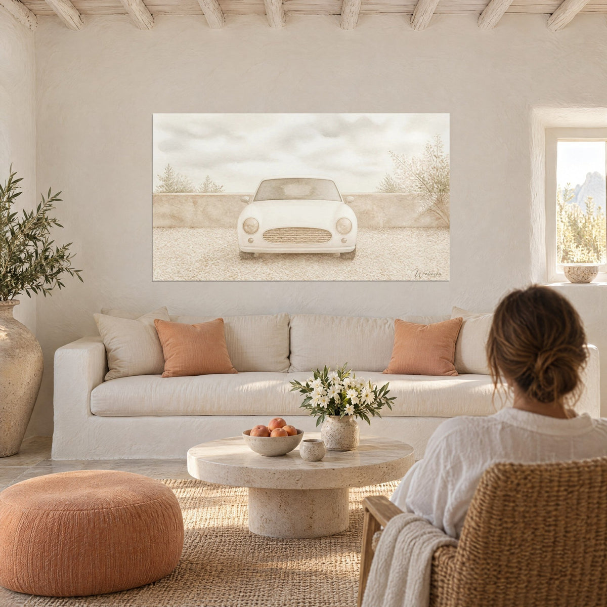 Tableau coccinelle crème face à un mur de pierre, ciel nuageux gris perle, gravier sable, au-dessus d'un canapé dans un salon lumineux