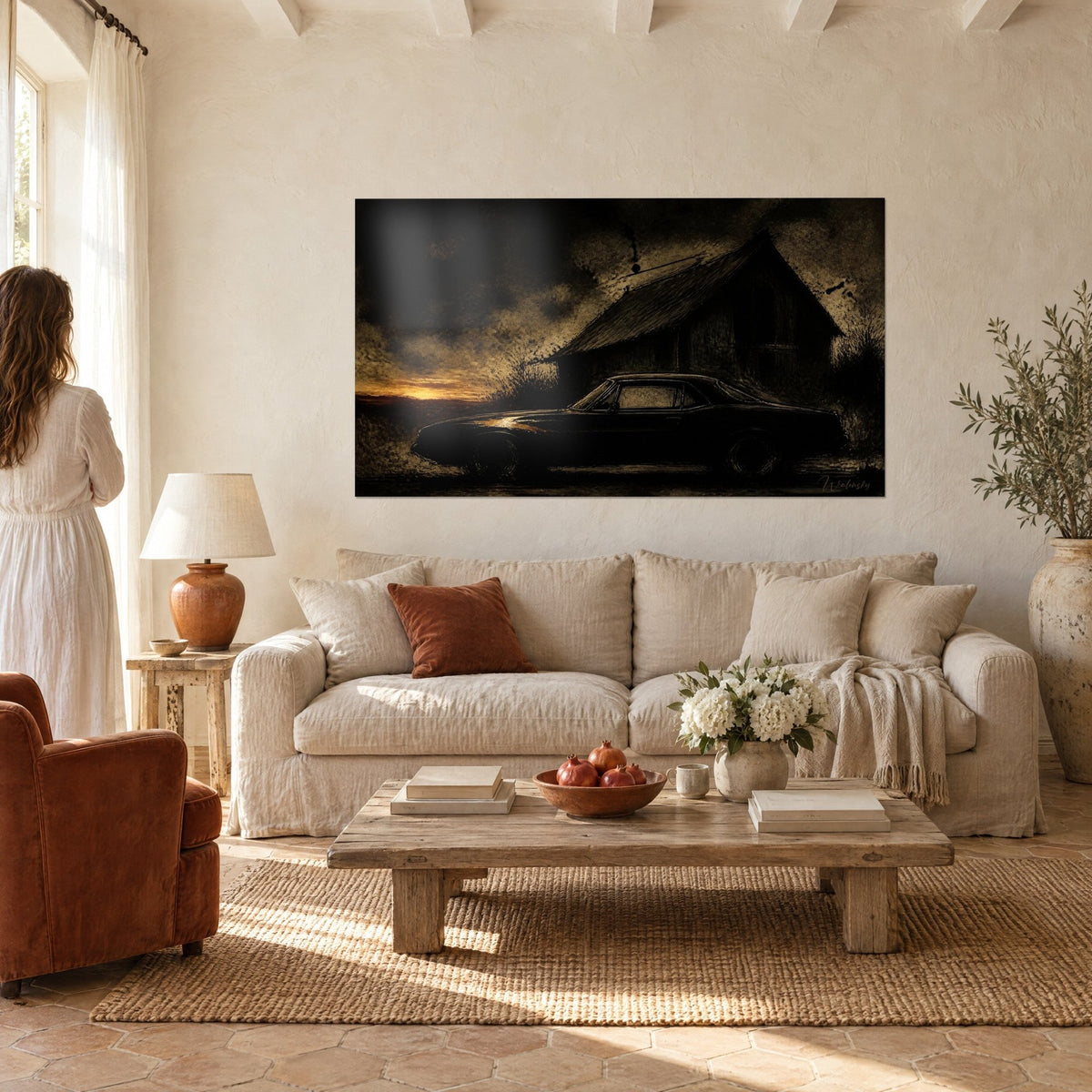 Tableau coupé sombre garé devant une grange, ciel d'ocre et de noir, lueur d'or à l'horizon, au-dessus d'un canapé dans un salon lumineux