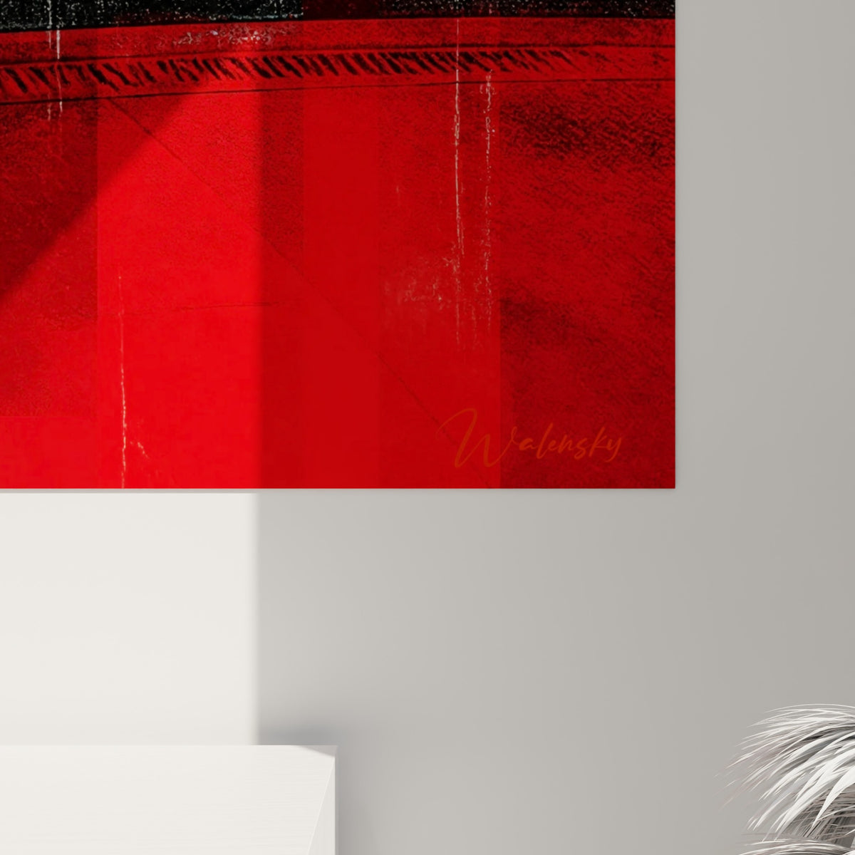 Détail de la peinture ruisselante rouge et grise sur cette voiture, grain texturé et coulures visibles