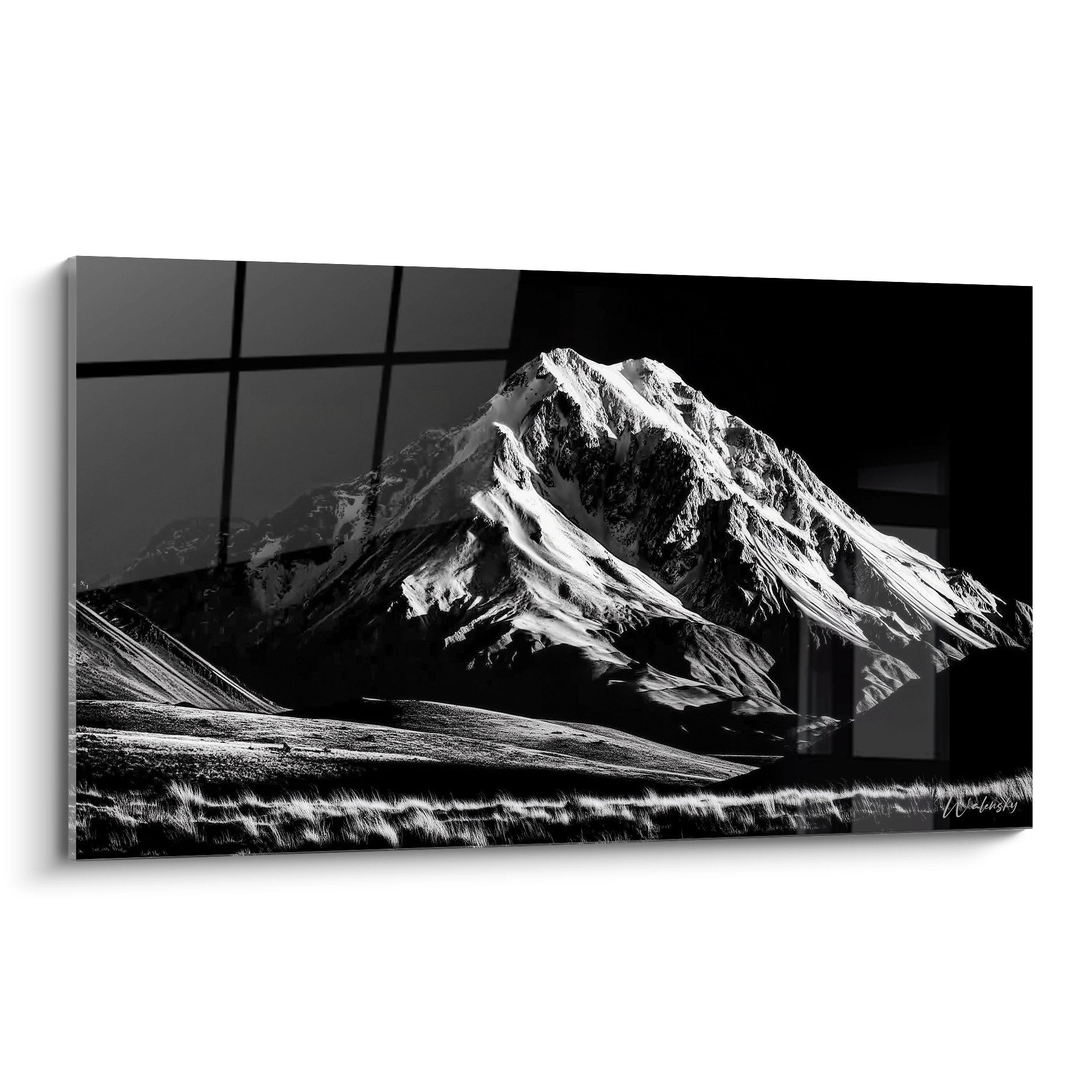 Tableau volcan enneigé noir et blanc, sommet volcanique majestueux avec neiges éternelles