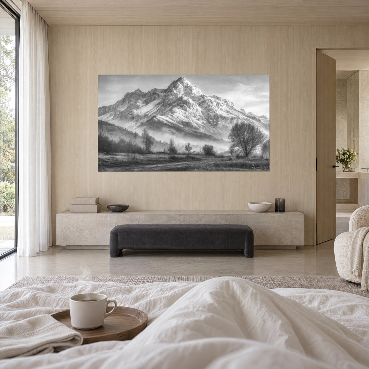 Schilderij mistige top in grijs en wit potlood, besneeuwde hellingen, lichte houten muur, witte plaid, boven een bed in een lichte slaapkamer