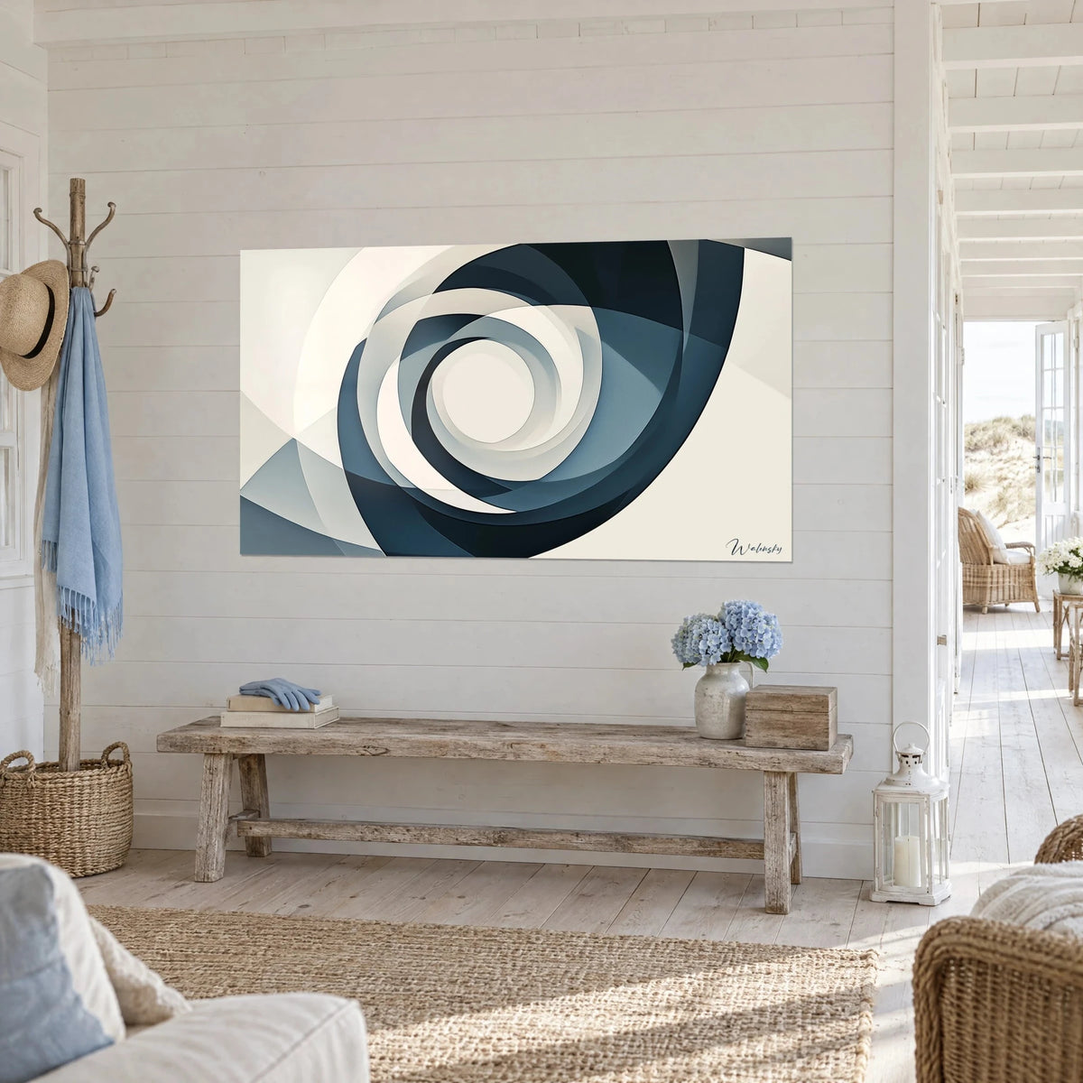 Quadro a vortice di cerchi incastrati in blu notte e avorio, visto a tre quarti su una parete bianca di listelli, casa al mare