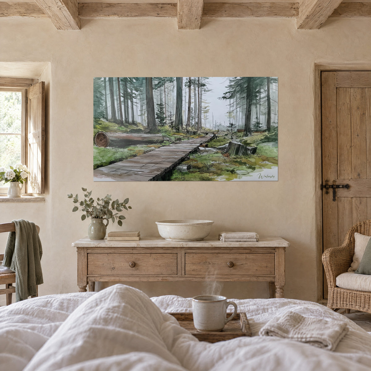 Gemälde Holzlattenweg durch einen nebelverhangenen Tannenwald, Moosgrün und Silbergrau, über einem Bett in einem hellen Schlafzimmer