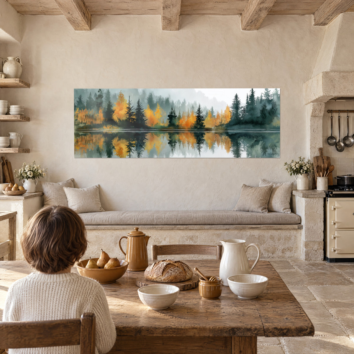Schilderij herfstoever met gouden gebladerte en donkere kruinen in de mist, rustige waterspiegel, in een stenen keuken waar een kind ontbijt