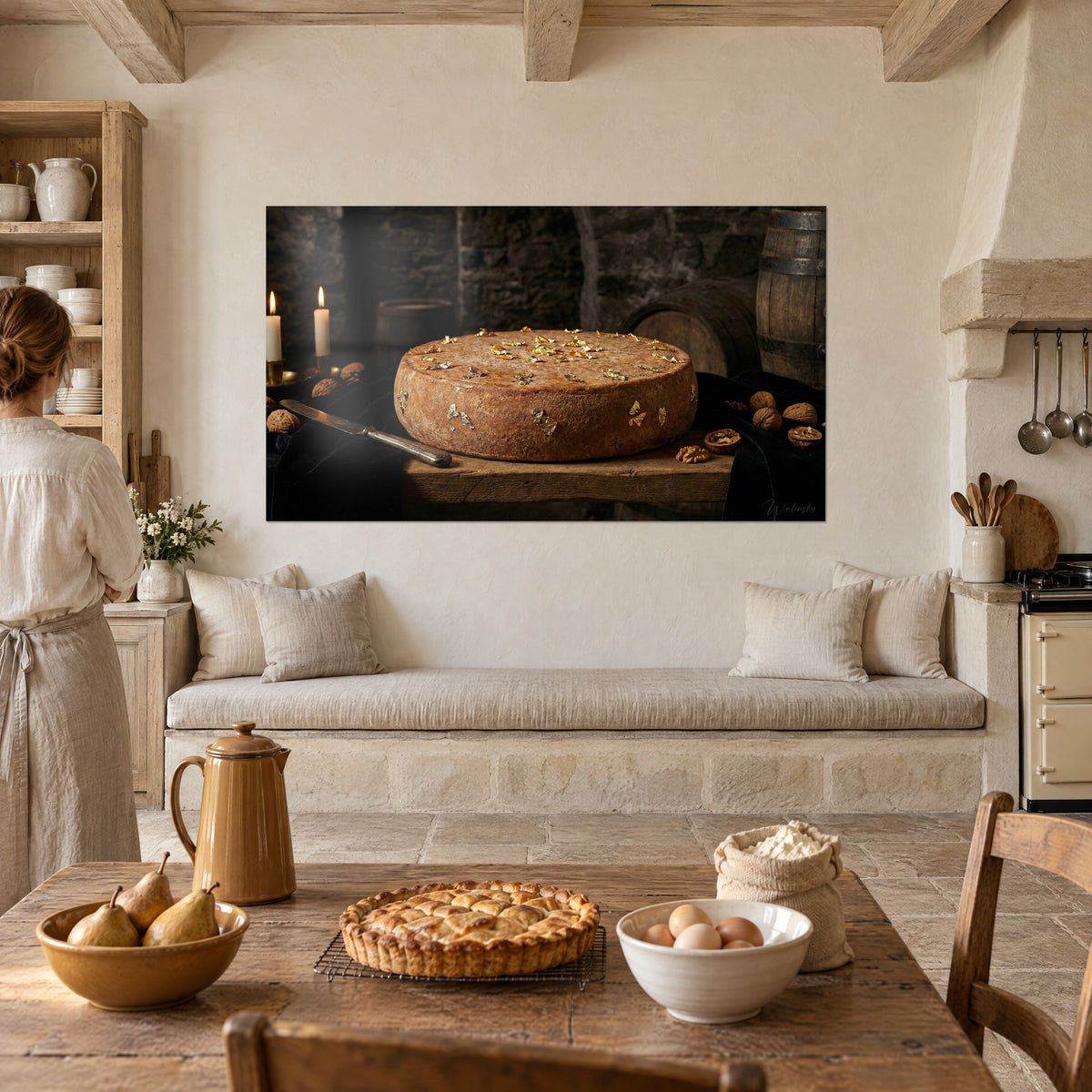 Cuadro gran rueda dorada de los Vosgos con pan de oro, nueces marrones y velas, pared beige cálida, cocina campestre