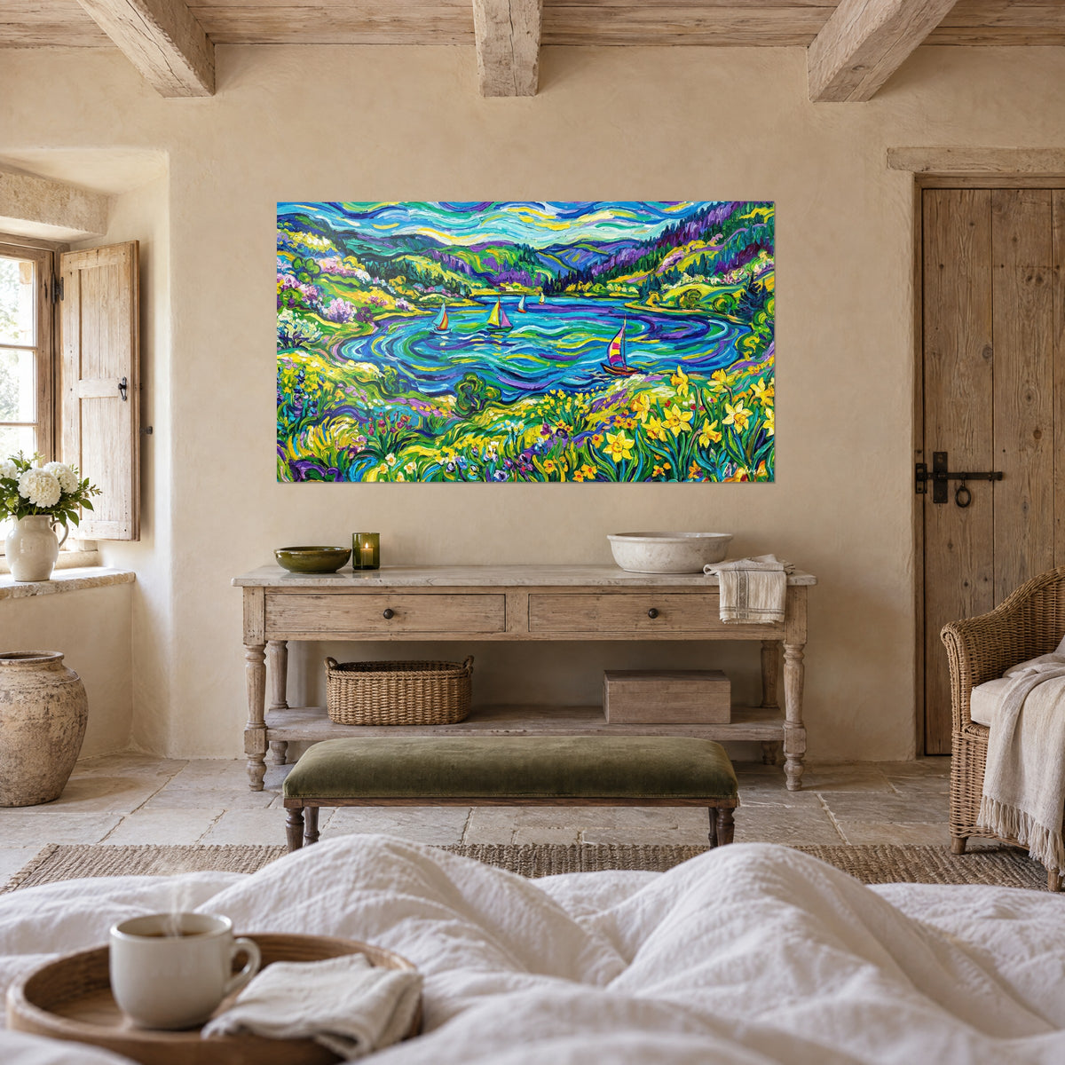 Cuadro velas multicolores en un lago, olas azules y violetas, narcisos amarillos en primer plano, colgado sobre una cama en un dormitorio luminoso
