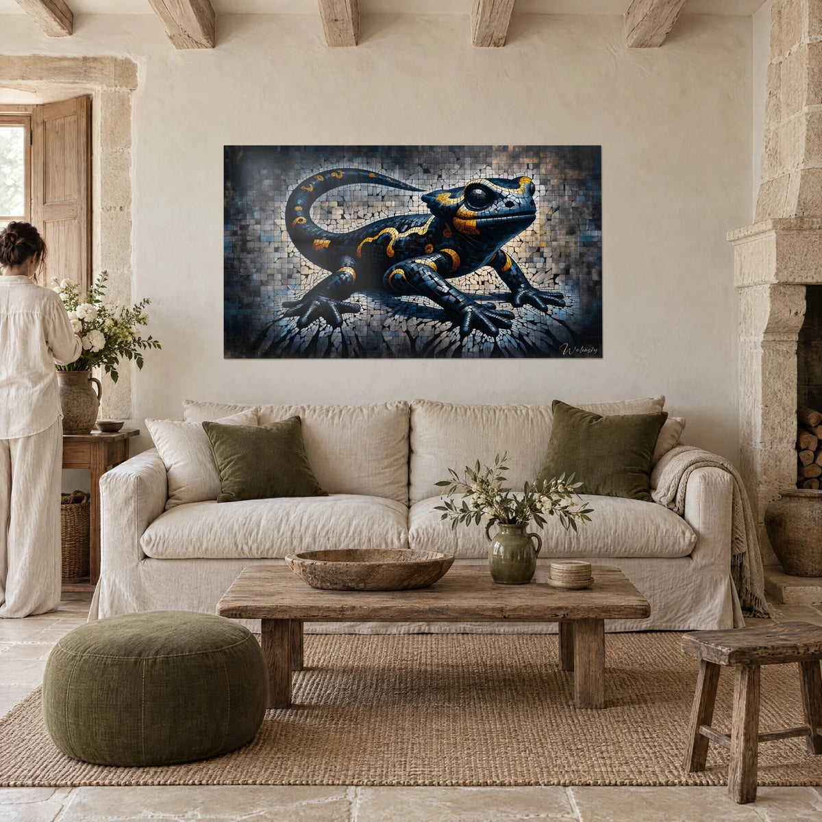 Gemälde Salamander im schwarzen Mosaik mit safrangelben Flecken, Frau von hinten, über einem Sofa in einem hellen Wohnzimmer