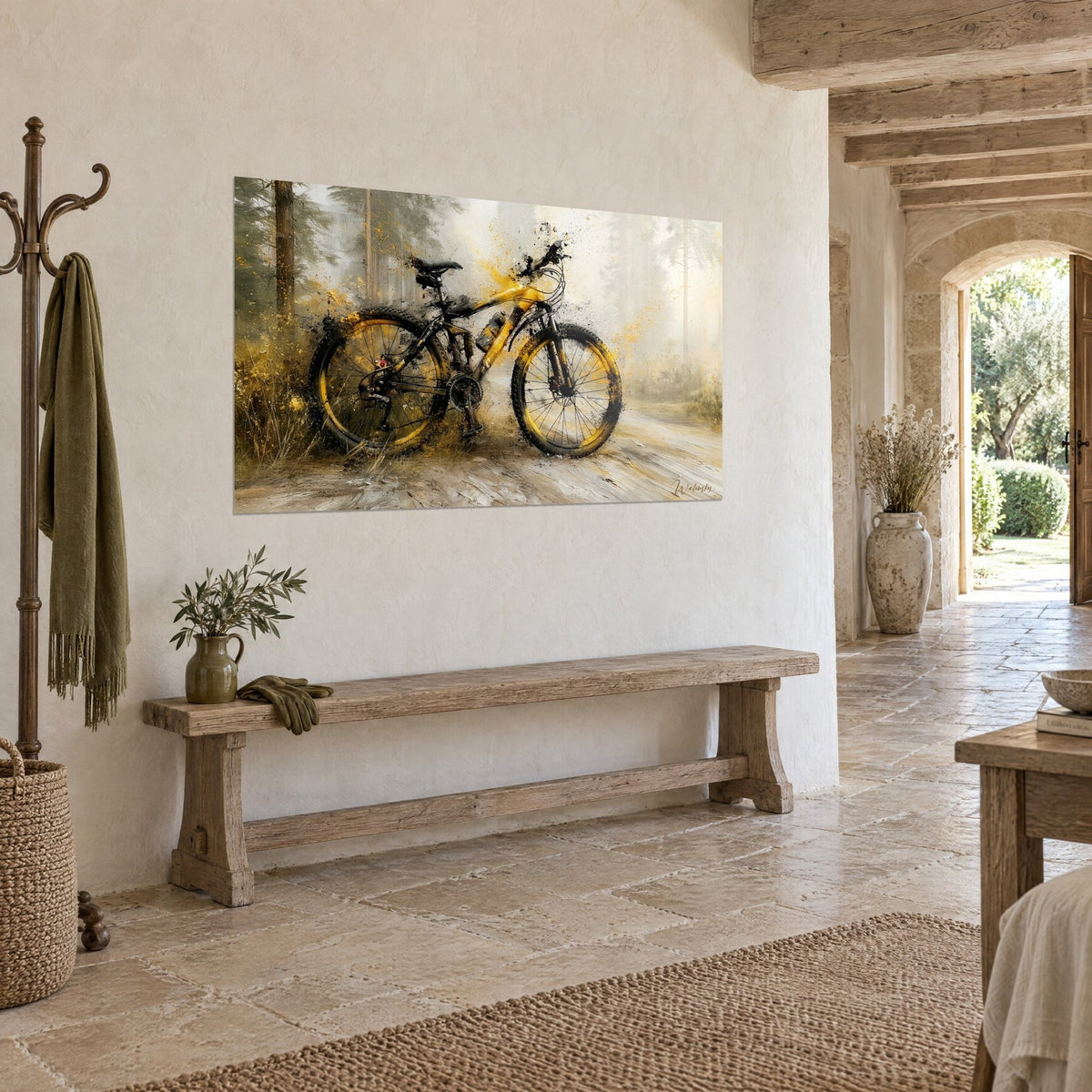 Gemälde Geländefahrrad schwarz mit goldenen Felgen, Farbspritzer auf nebliger Waldlandschaft, in einem Steinhaus