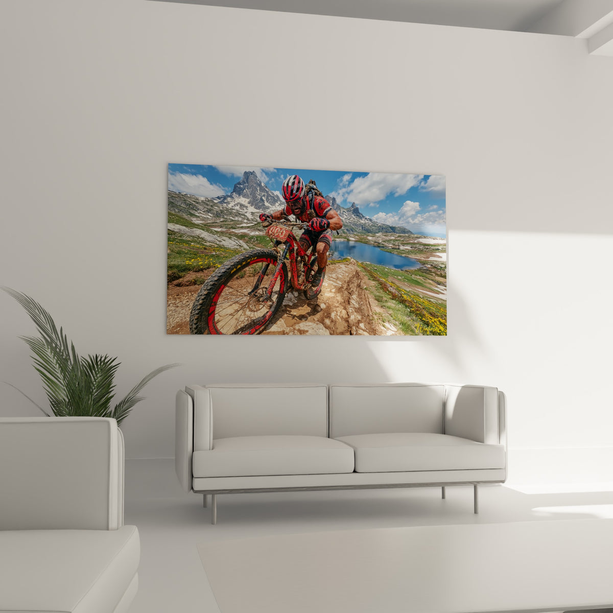 Casque rayé rouge et noir du cycliste concentré, au-dessus d'un canapé dans un salon lumineux