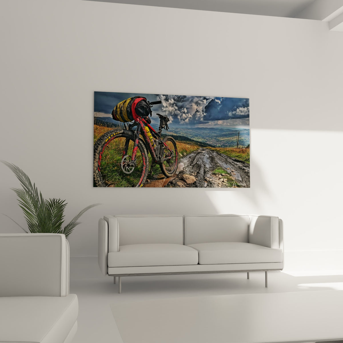 Cycle boueux aux tons rouges et gris suspendu au-dessus d'un canapé dans un salon lumineux
