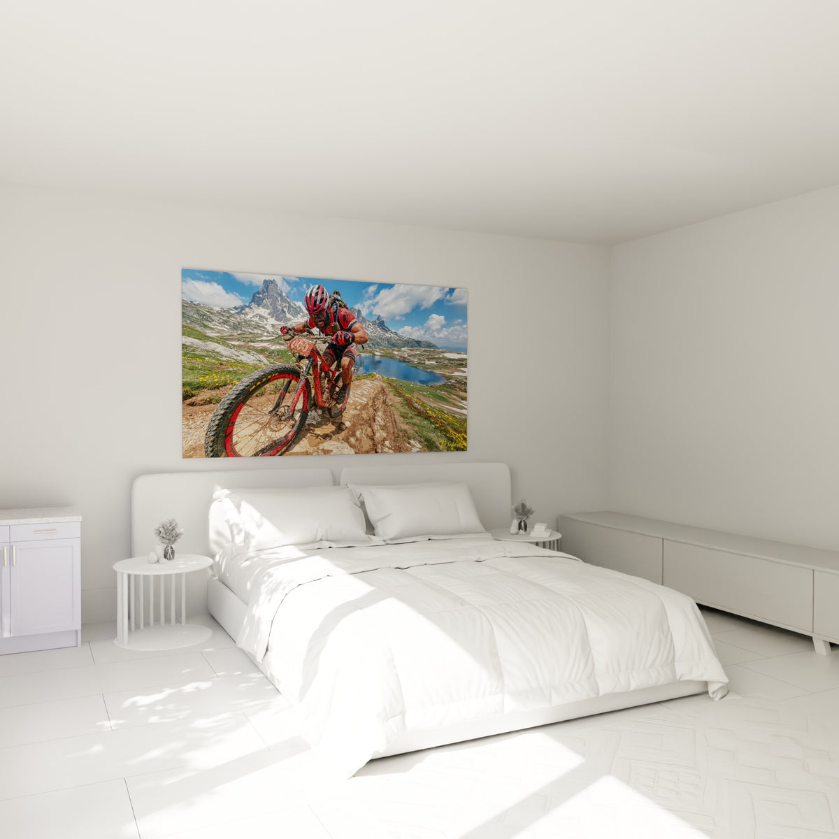 Vélo tout-terrain rouge maculé de boue sur roche ocre, au-dessus d'un lit dans une chambre claire