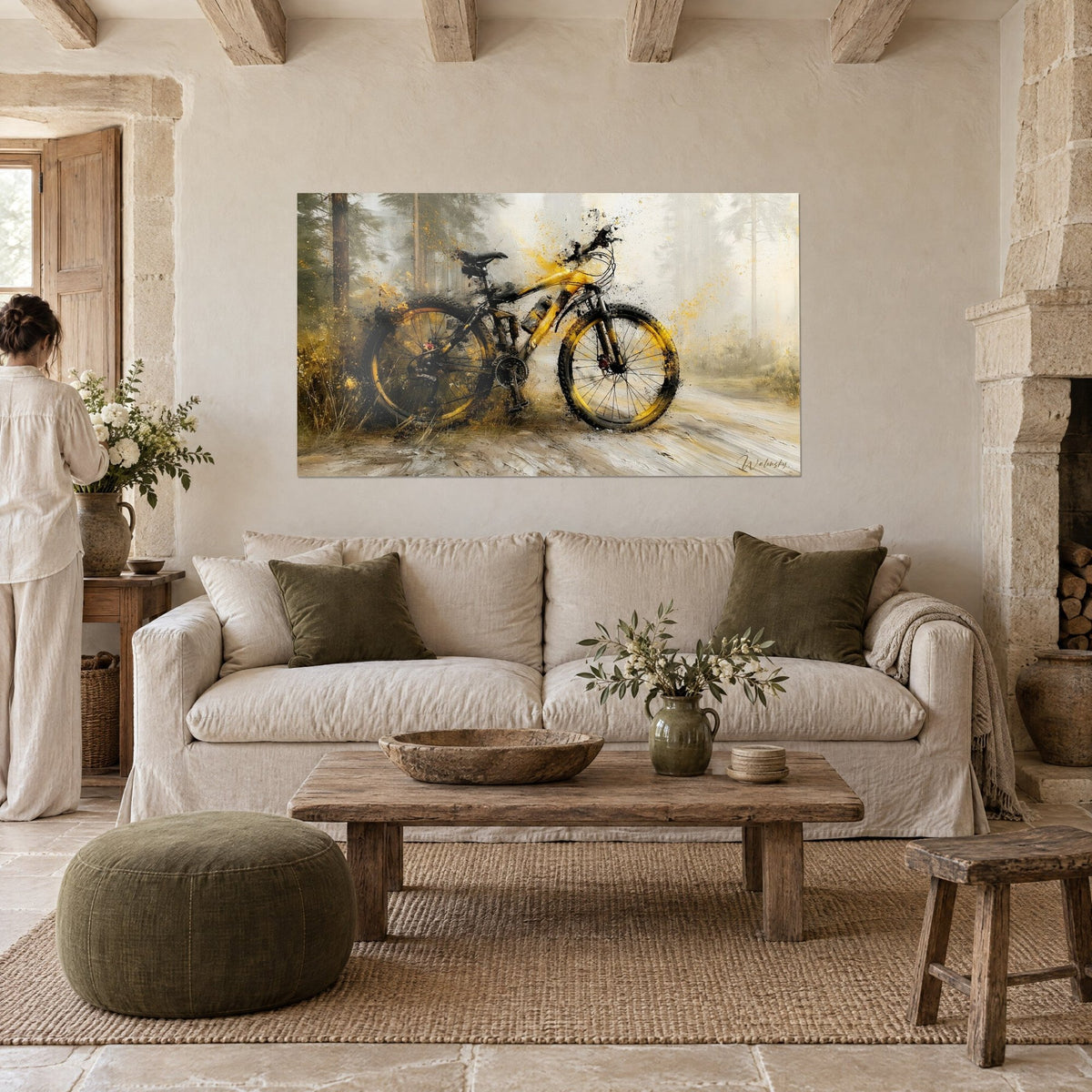 Gemälde Mountainbike gelb und schwarz, übersät mit Ockerspritzern, heller Pfad im Nebel, über einem Sofa in einem hellen Wohnzimmer