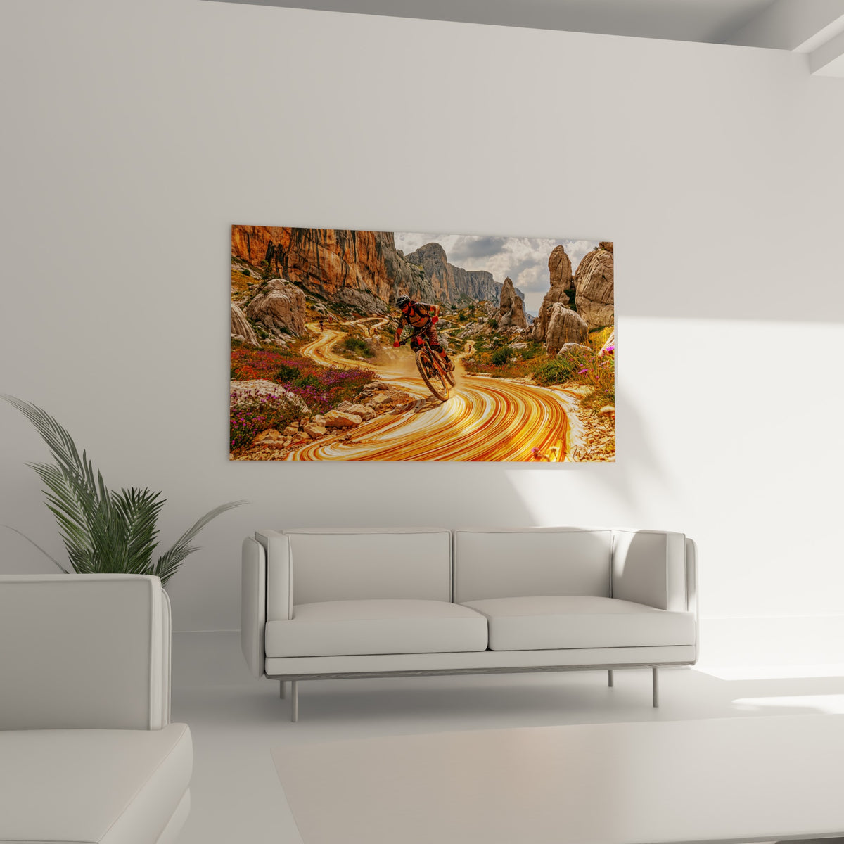 Descente à vélo entre rochers gris et fleurs violettes, tableau VTT au-dessus d'un canapé dans un salon lumineux