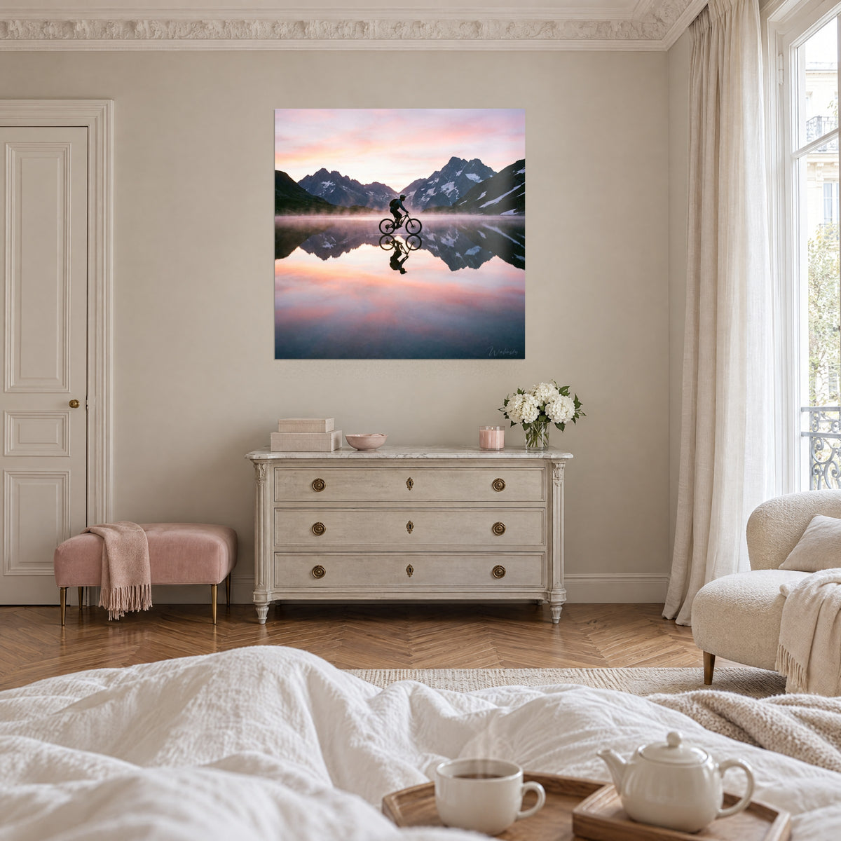 Schilderij symmetrische weerspiegeling van een mountainbike op een meer bij zonsopgang, zacht roze en staalblauw, boven een bed in een lichte slaapkamer