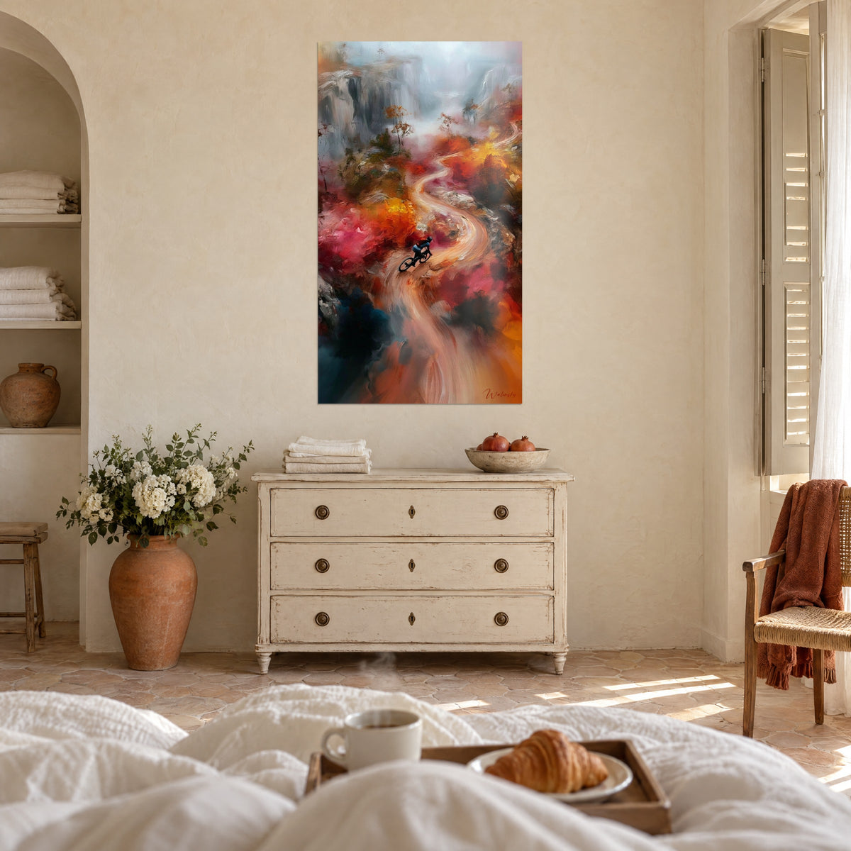 Tableau échappée à vélo sur un chemin crème et rose, falaises voilées de brume, au-dessus d'un lit dans une chambre claire