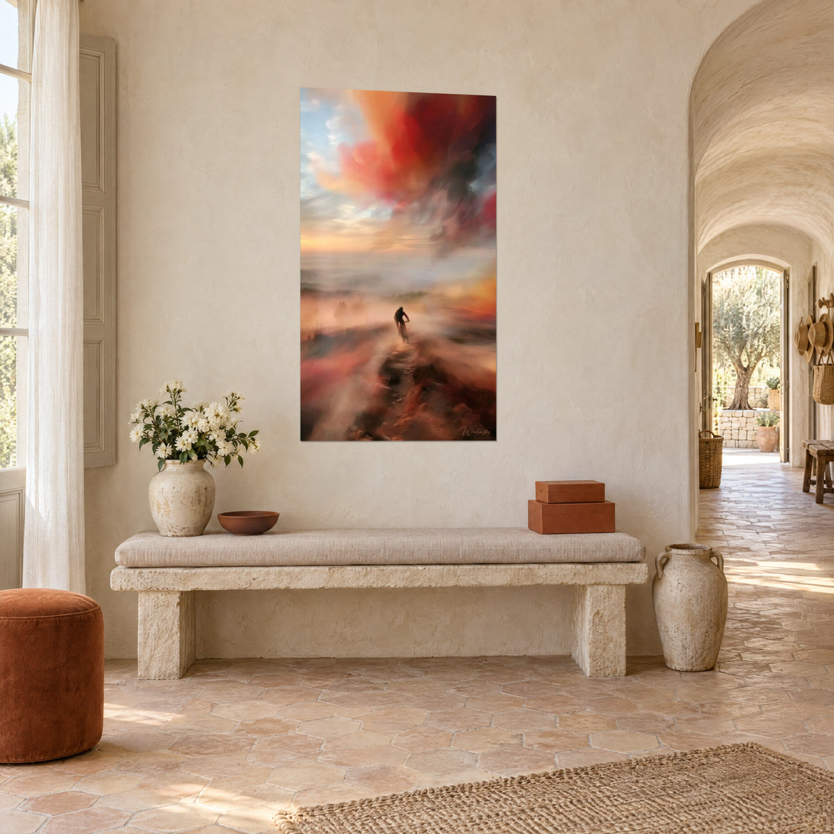 Tableau vététiste de dos dans la brume rosée, crête de terre orange et nuages écarlates, vu en trois-quarts dans un mas provençal