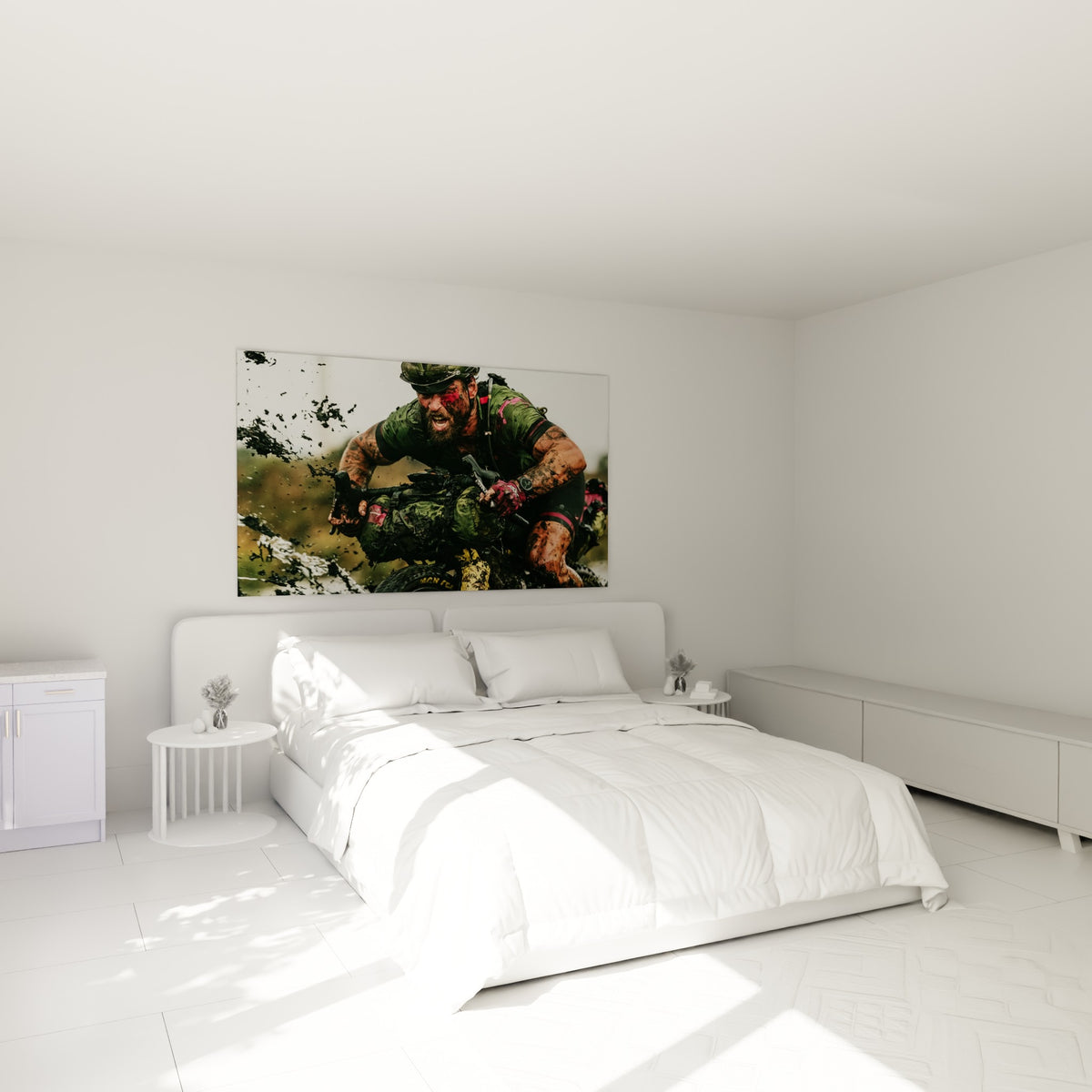 Vététiste boueux au regard intense en vert et rose fuchsia, accroché au-dessus d'un lit dans une chambre claire