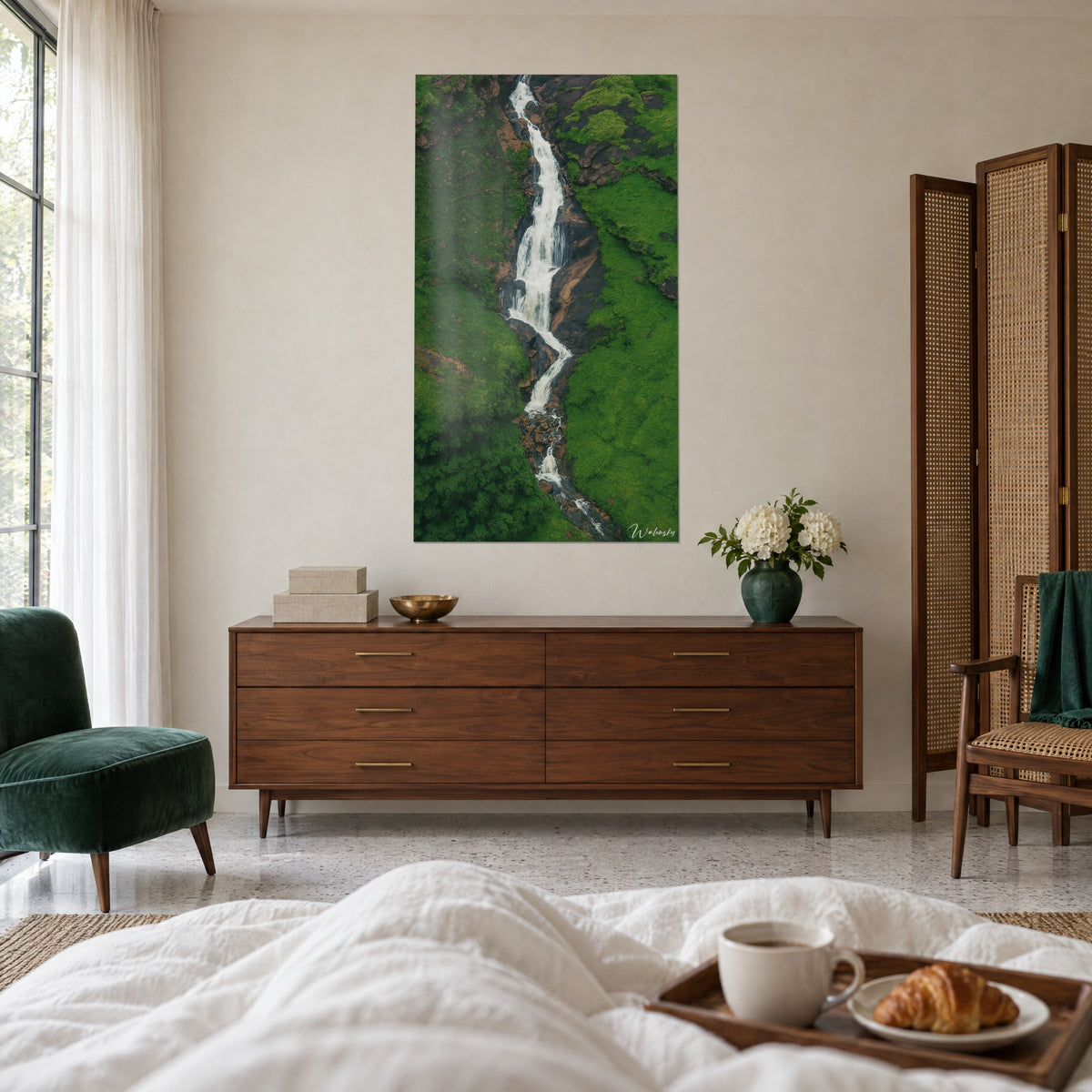 Cuadro cinta de espuma serpenteando entre la vegetación, roca oscura y hierba verde musgo, encima de una cama en un dormitorio luminoso