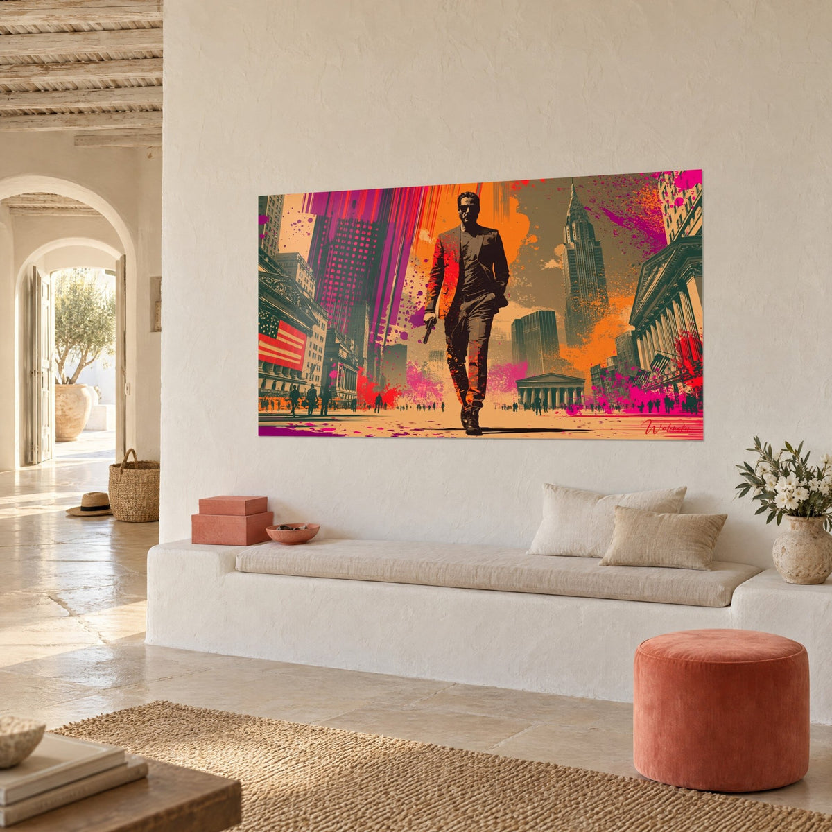 Schilderij gewapende silhouet loopt tussen wolkenkrabbers, magenta en oker spatten, witte muur van een Mediterraans huis