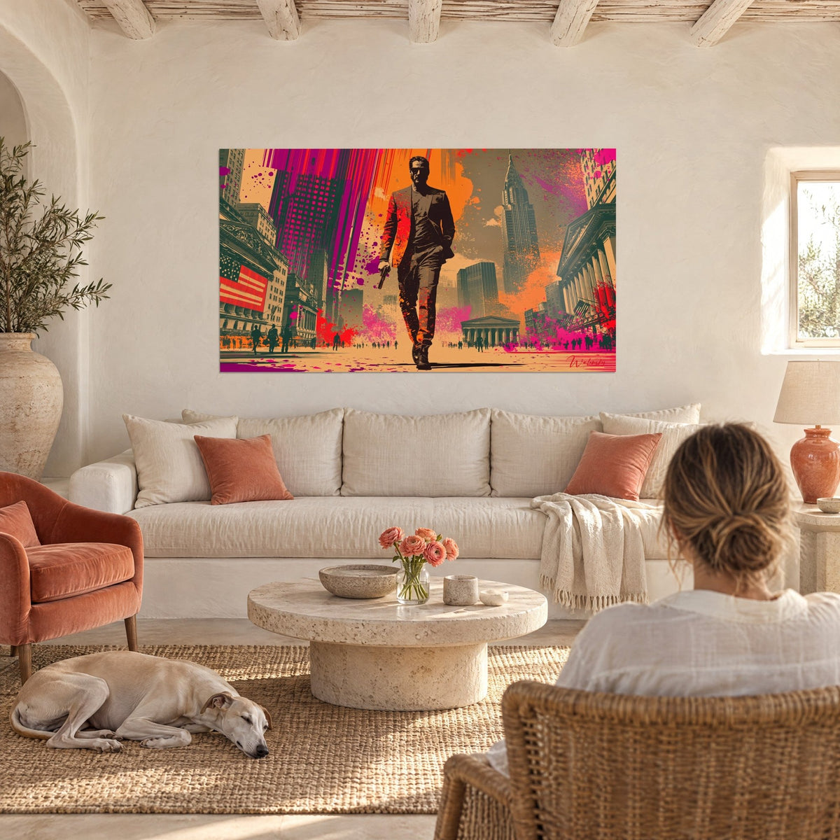 Schilderij man in donker pak met pistool in de hand, oranje en magenta, boven een bank in een lichte woonkamer