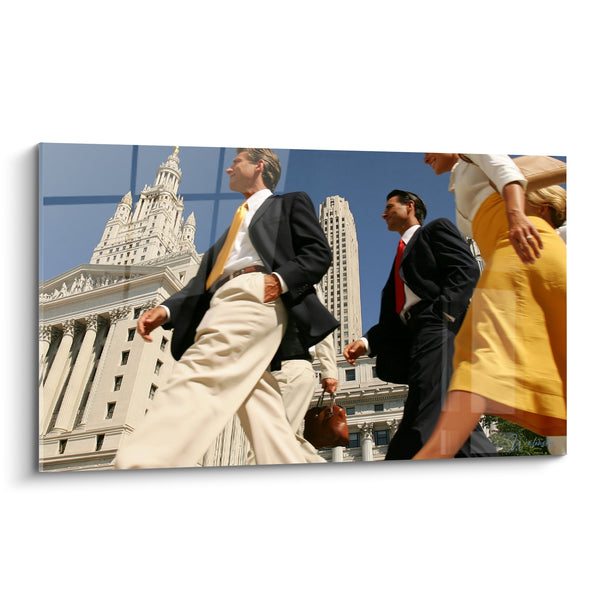 Tableau Femme jupe jaune et beige devant palais de justice - Cravate rouge et dorée - Edition Wall street