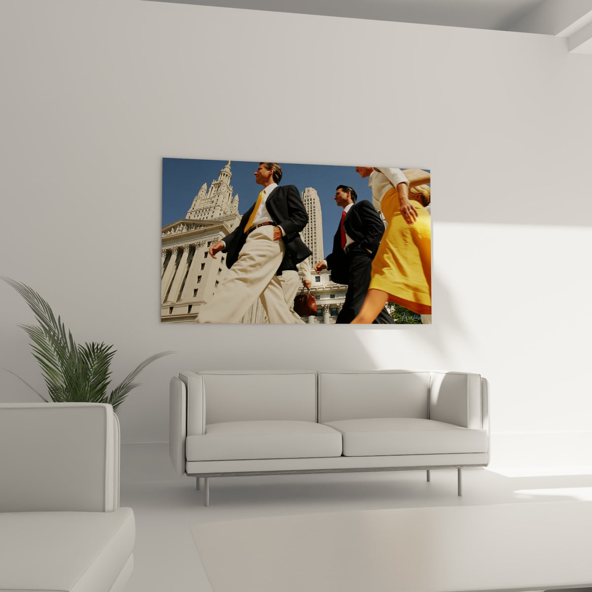 Hommes d'affaires en foulée beige et anthracite, gratte-ciel en arrière-plan, au-dessus d'un canapé dans un salon lumineux