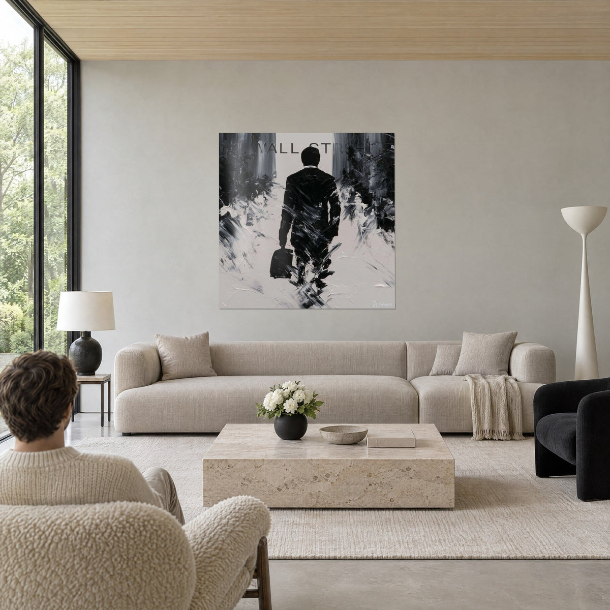 Gemälde Geschäftsmann von hinten, schwarzer Anzug und Aktentasche, graue Perlmutt-Spachtelstriche, über einem Sofa in einem hellen Wohnzimmer
